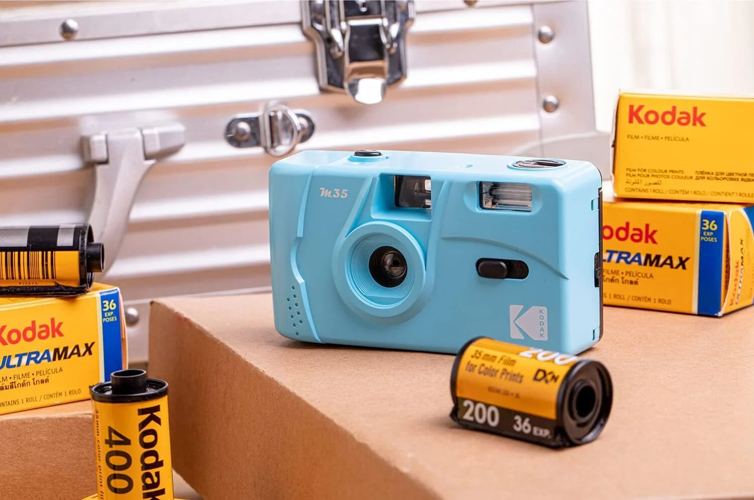 دوربین فیلمی 35 میلی متری Kodak M35، قابل استفاده مجدد، بدون نیاز به فوکوس، استفاده آسان، دارای فلاش داخلی و سازگار با فیلم های نگاتیو رنگی یا سیاه و سفید 35 میلی متری (فیلم و باتری AAA شامل نمی شود) (آبی لاجوردی) دوربین فیلمی 35 میلی متری Kodak M35، قابل استفاده مجدد، بدون نیاز به فوکوس، استفاده آسان، دارای فلاش داخلی و سازگار با فیلم های نگاتیو رنگی یا سیاه و سفید 35 میلی متری (فیلم و باتری AAA شامل نمی شود) (آبی لاجوردی)