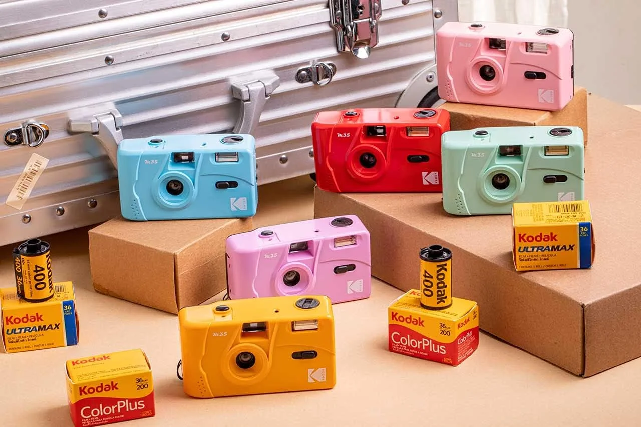 دوربین فیلمی 35 میلی متری Kodak M35، قابل استفاده مجدد، بدون نیاز به فوکوس، استفاده آسان، دارای فلاش داخلی و سازگار با فیلم های نگاتیو رنگی یا سیاه و سفید 35 میلی متری (فیلم و باتری AAA شامل نمی شود) (آبی لاجوردی) دوربین فیلمی 35 میلی متری Kodak M35، قابل استفاده مجدد، بدون نیاز به فوکوس، استفاده آسان، دارای فلاش داخلی و سازگار با فیلم های نگاتیو رنگی یا سیاه و سفید 35 میلی متری (فیلم و باتری AAA شامل نمی شود) (آبی لاجوردی)