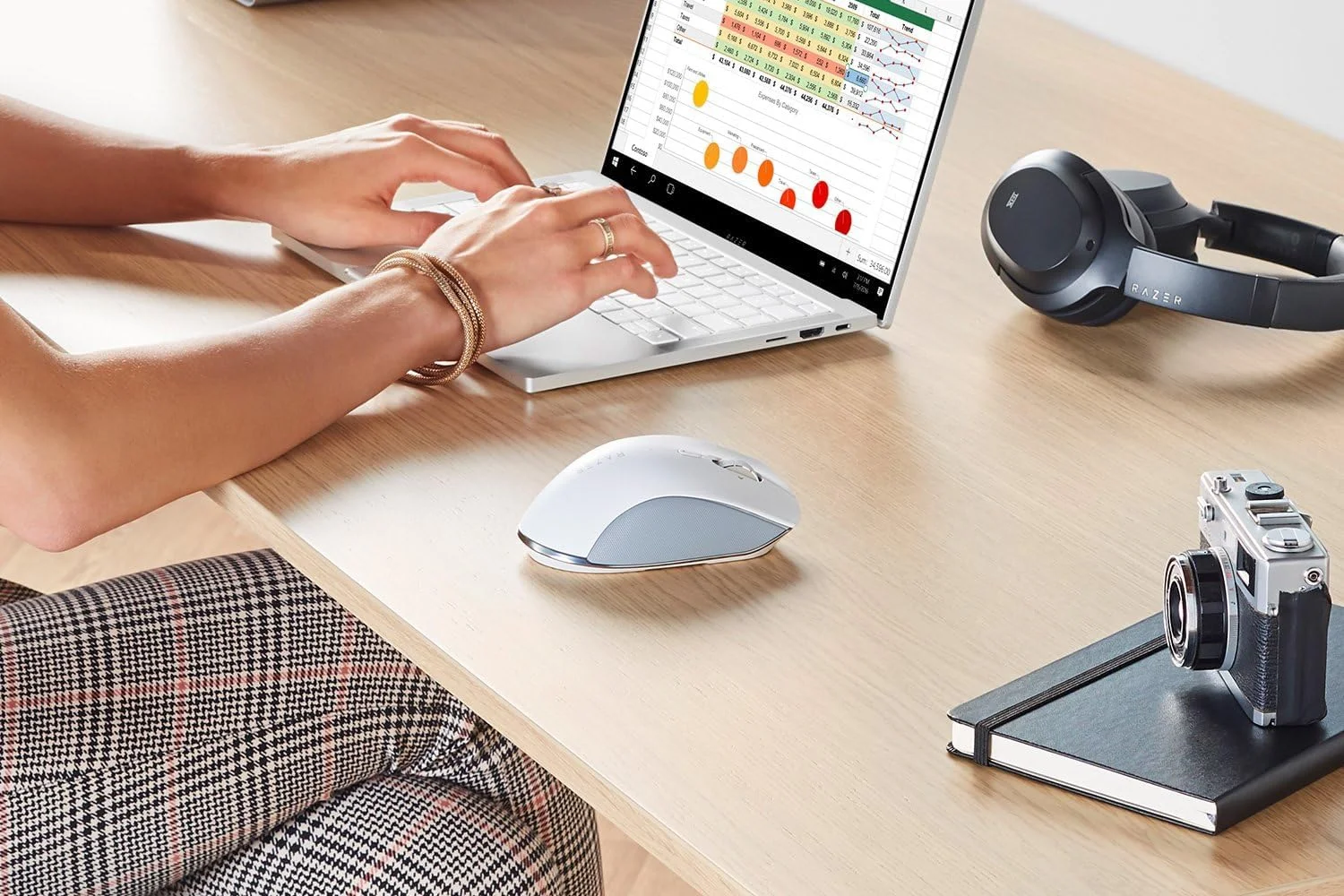 ماوس بیسیم ارگونومیک Razer Pro Click Humanscale: طراحی ارگونومیک - حسگر اپتیکال پیشرفته 5G - اتصال چندگانه - 8 دکمه قابل برنامهریزی - عمر باتری طولانی تا 400 ساعت ماوس بیسیم ارگونومیک Razer Pro Click Humanscale: طراحی ارگونومیک - حسگر اپتیکال پیشرفته 5G - اتصال چندگانه - 8 دکمه قابل برنامهریزی - عمر باتری طولانی تا 400 ساعت