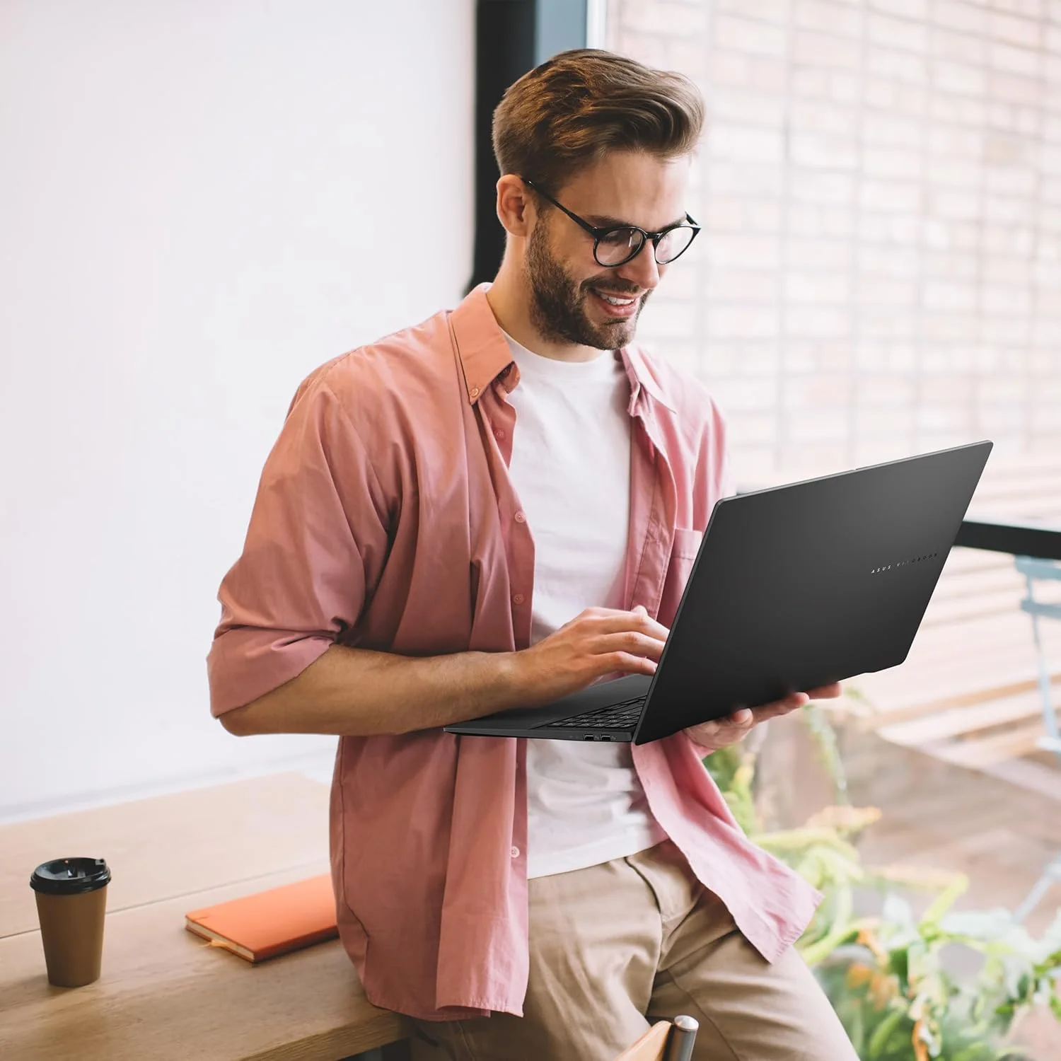 لپ تاپ 15.6 اینچی ASUS Vivobook S 15 با صفحه نمایش 3K OLED، Copilot+ PC، پردازنده AMD Ryzen™ AI 9 HX 370، رم 32 گیگابایتی، حافظه SSD 1 ترابایتی، ویندوز 11 هوم، مشکی خنثی، M5506WA-DS96