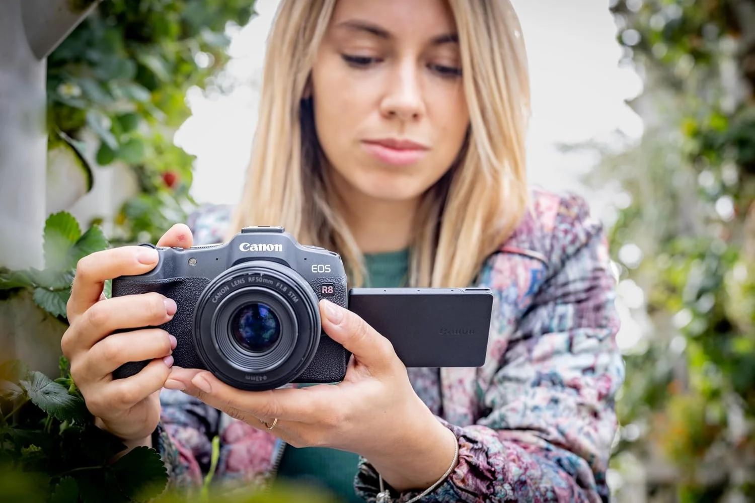 دوربین بدون آینه فول فریم کانن EOS R8 + RF 24-50MM F4.5-6.3 IS STM | سنسور 24.2 مگاپیکسلی | تا 40 فریم در ثانیه عکاسی پیوسته | Dual Pixel CMOS AF II | فیلمبرداری 4K تا 60p | صفحه نمایش Vari-angle | بلوتوث و WiFi