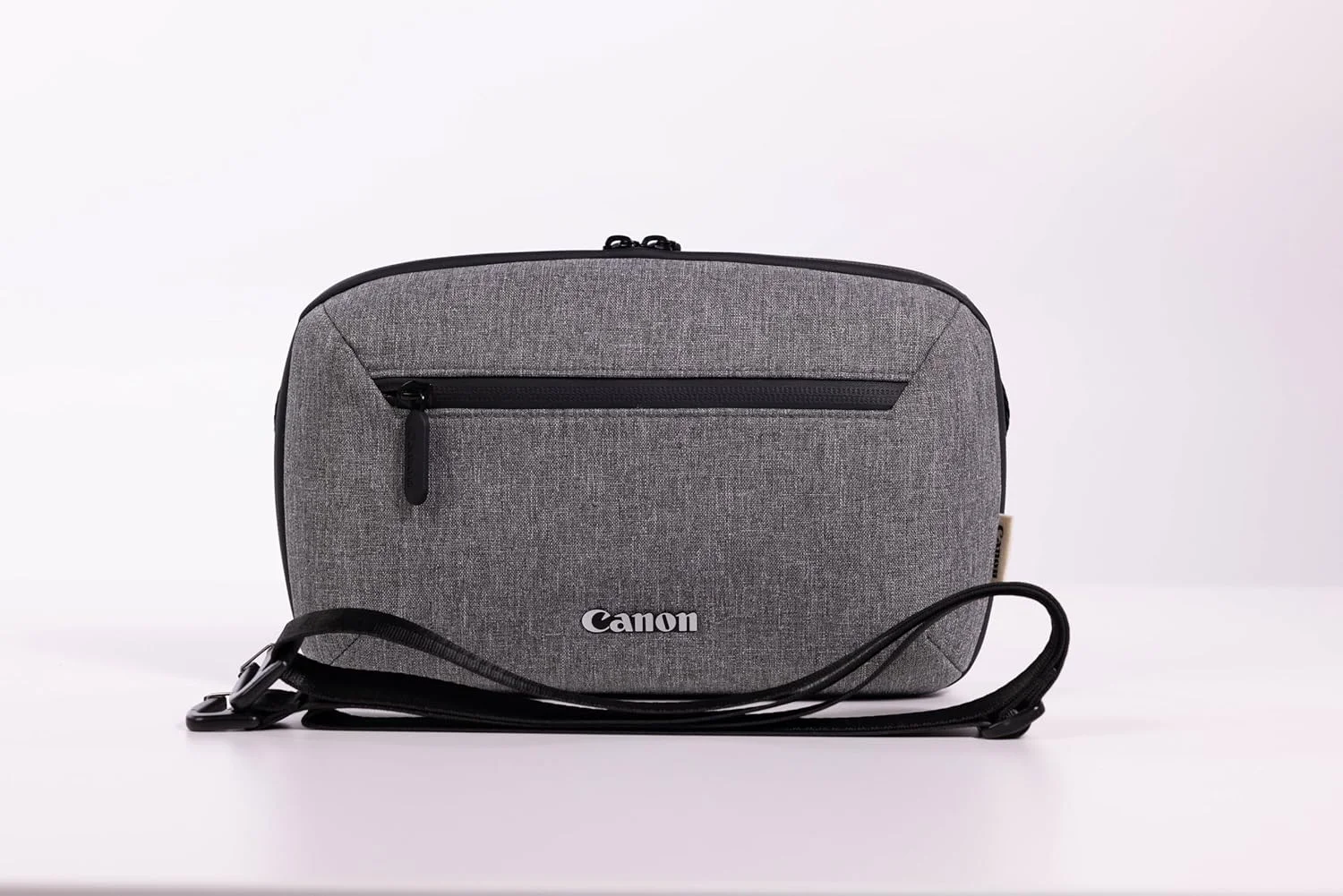 دوربین دیجیتال بدون آینه Canon EOS R100 + لنز RF-S 18-45 mm F4.5-6.3 IS STM + کیت مسافرتی + کیف دوربین + کارت SD 64 گیگابایتی (دوربین فیلمبرداری 4K، تثبیت کننده تصویر، حلقه کنترل لنز، WLAN) مشکی