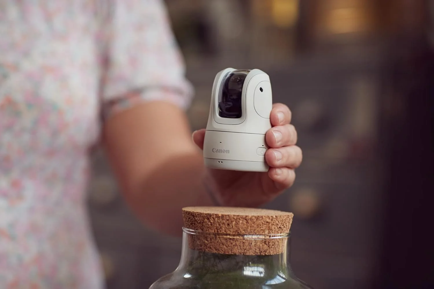 کیت ضروری دوربین Canon PowerShot PX (سفید) - این دوربین هوشمند و جمع و جور با قابلیت تشخیص چهره، به طور خودکار عکس و فیلم می گیرد (شامل کارت SD 16 گیگابایتی + شارژر 20 واتی USB نوع C).