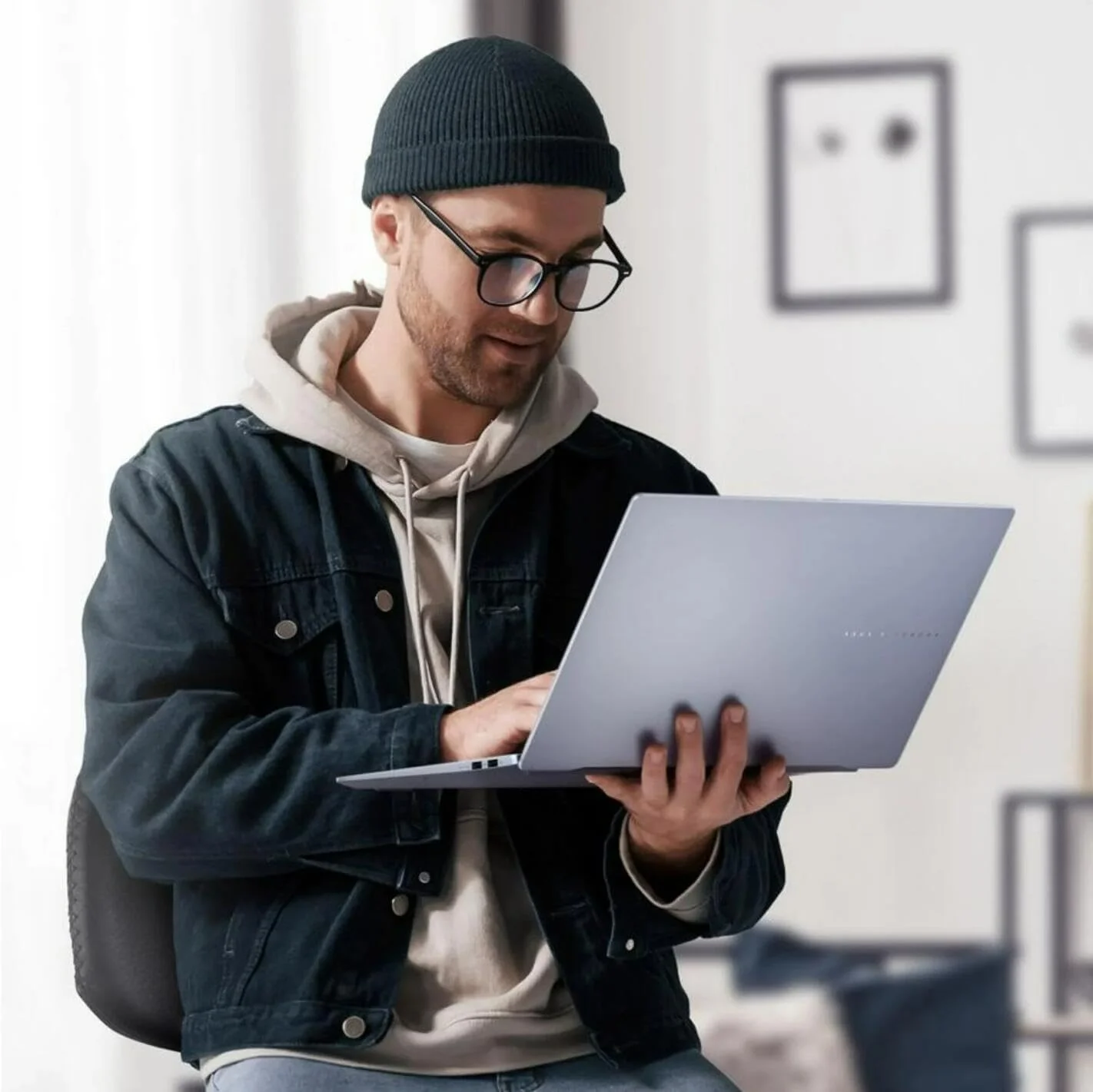 لپ تاپ 15.6 اینچی ASUS Vivobook S با صفحه نمایش 3K OLED 120Hz Copilot+ AI، پردازنده Intel Core Ultra 7-155H Evo، Wi-Fi 6E، وب کم FHD، Thunderbolt 4، ویندوز 11، به همراه ماوس (16 گیگابایت رم | 2 ترابایت SSD)