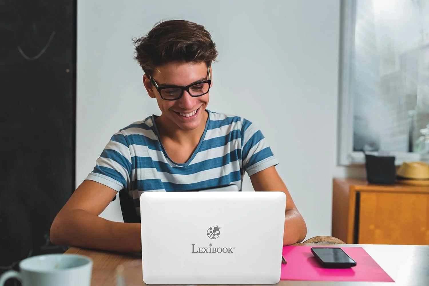 لپ تاپ لمسی 10 اینچی Lexibook LAPTAB®، طراحی شده برای تمام اعضای خانواده، محتوای آموزشی و سرگرم کننده، مجهز به Android™، کنترل والدین، فوق العاده نازک و سبک، LT10EN