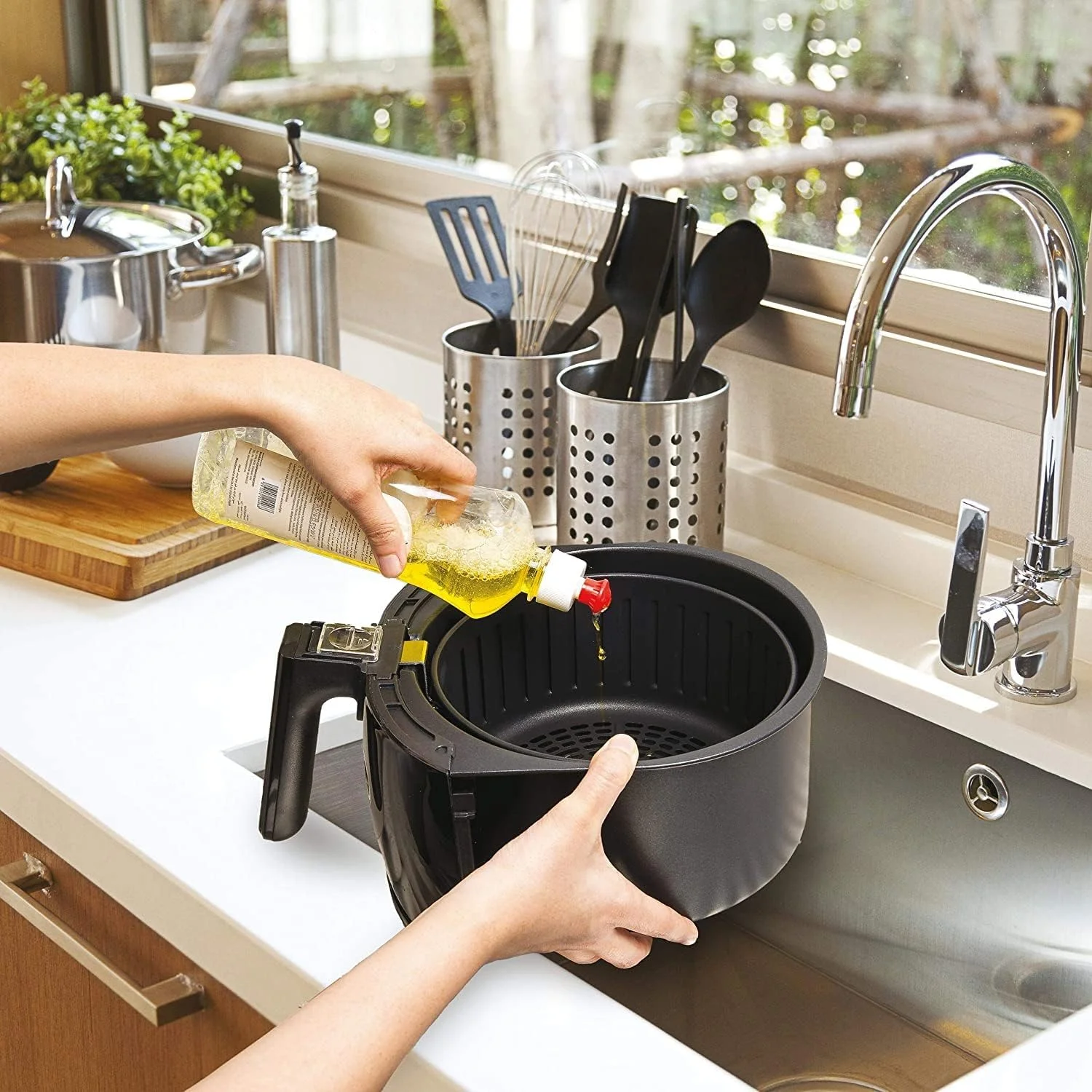 سرخ کن هوا بلک اند دکر 4 لیتری مدل AF300-B5 با محدوده عملکرد 1.2 کیلوگرم، مشکی و طلایی - حداقل 1 سال گارانتی سازنده سرخ کن هوا بلک اند دکر 4 لیتری مدل AF300-B5 با محدوده عملکرد 1.2 کیلوگرم، مشکی و طلایی - حداقل 1 سال گارانتی سازنده