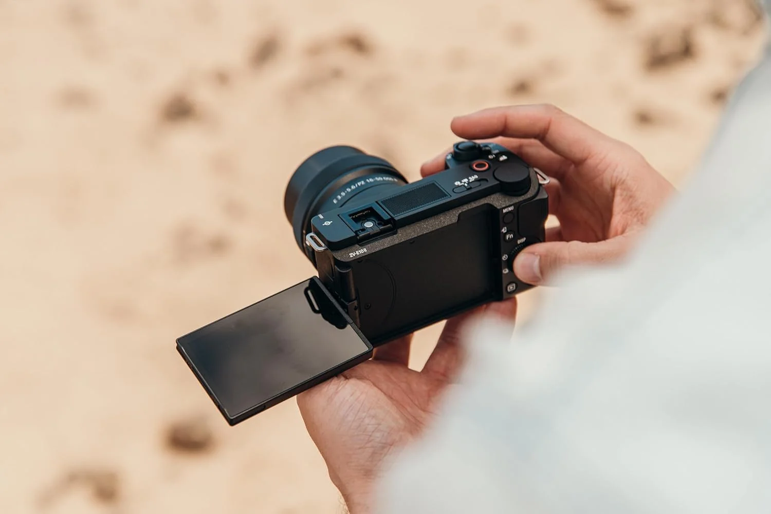 دوربین فیلمبرداری بدون آینه Sony Alpha ZV-E10 II K با لنز قابل تعویض APS-C به همراه لنز زوم برقی 16-50 میلی‌متری f/3.5-5.6
