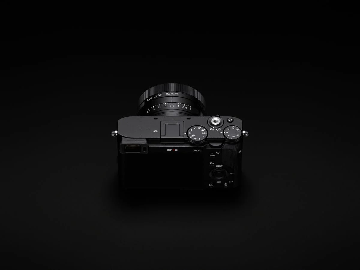 دوربین کامپکت فول فریم سونی RX1R III با سنسور 61 مگاپیکسلی CMOS، لنز ZEISS® Sonnar T* 35mm F2، پردازنده BIONZ XR™ و تشخیص سوژه مبتنی بر هوش مصنوعی دوربین کامپکت فول فریم سونی RX1R III با سنسور 61 مگاپیکسلی CMOS، لنز ZEISS® Sonnar T* 35mm F2، پردازنده BIONZ XR™ و تشخیص سوژه مبتنی بر هوش مصنوعی