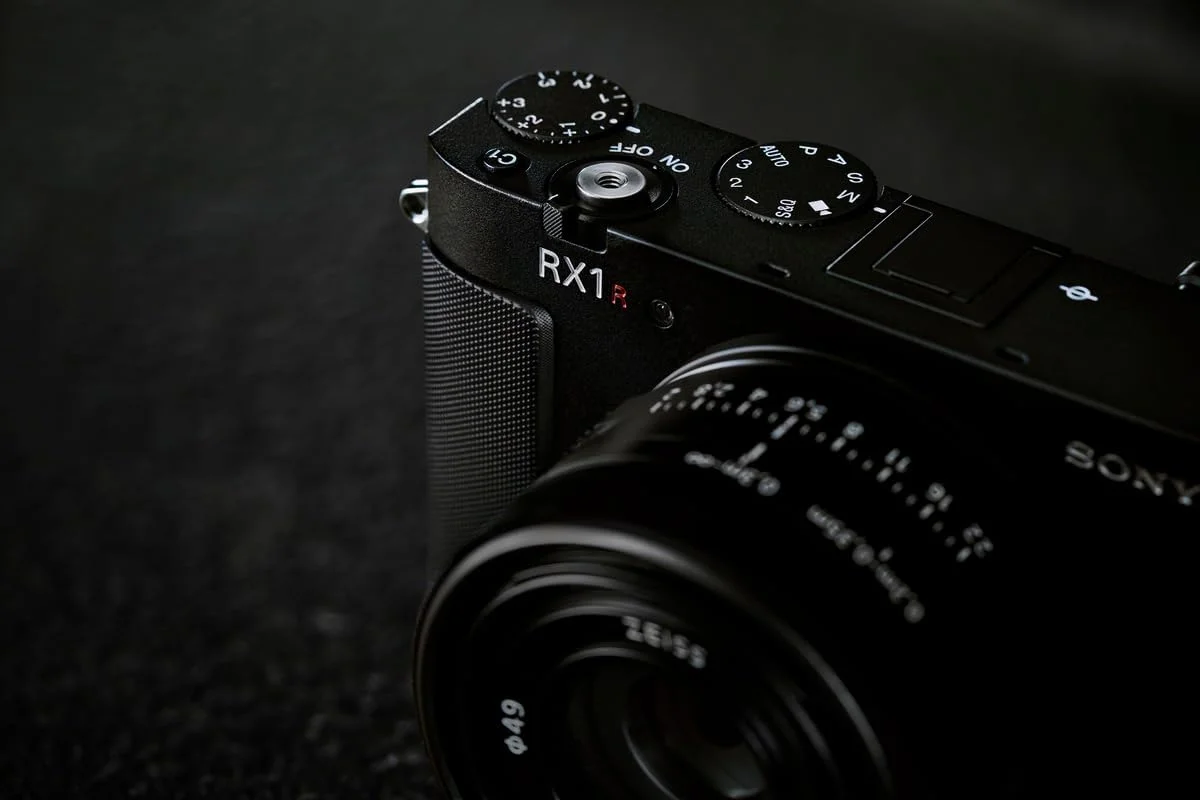 دوربین کامپکت فول فریم سونی RX1R III با سنسور 61 مگاپیکسلی CMOS، لنز ZEISS® Sonnar T* 35mm F2، پردازنده BIONZ XR™ و تشخیص سوژه مبتنی بر هوش مصنوعی دوربین کامپکت فول فریم سونی RX1R III با سنسور 61 مگاپیکسلی CMOS، لنز ZEISS® Sonnar T* 35mm F2، پردازنده BIONZ XR™ و تشخیص سوژه مبتنی بر هوش مصنوعی