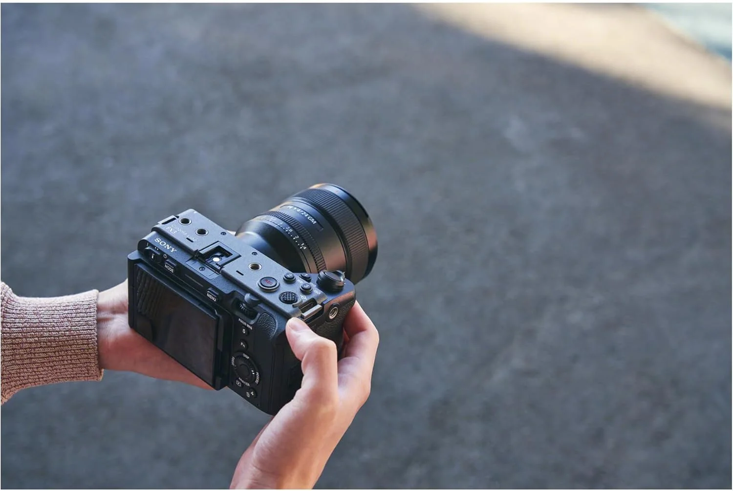 دوربین سینمایی فول فریم سونی FX3 به همراه لنز Sony FE 24-70mm f/2.8 GM II و کارت حافظه Sony Tough 160GB CFexpress Type A (مجموعه 3 عددی) دوربین سینمایی فول فریم سونی FX3 به همراه لنز Sony FE 24-70mm f/2.8 GM II و کارت حافظه Sony Tough 160GB CFexpress Type A (مجموعه 3 عددی)