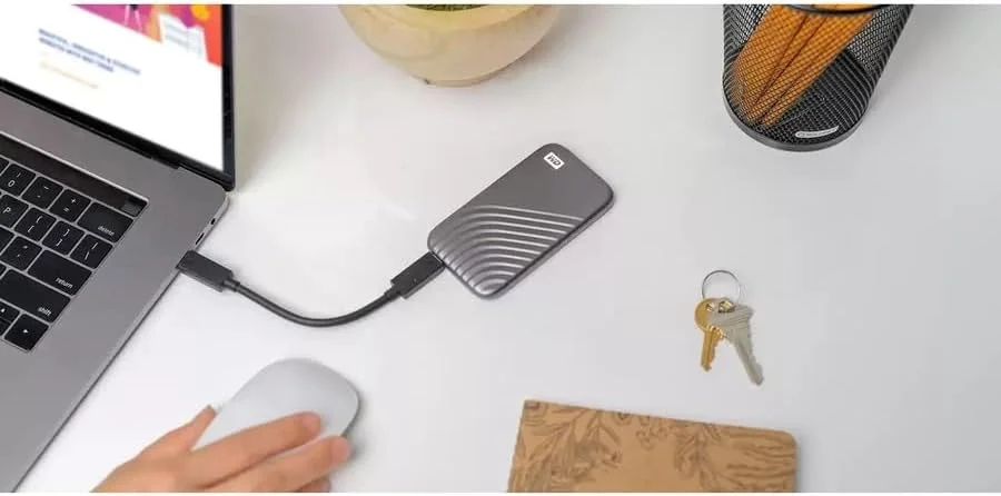 هارد SSD اکسترنال وسترن دیجیتال مدل My Passport با ظرفیت 4 ترابایت، فناوری NVMe، پورت USB-C، سرعت خواندن تا 1050 مگابایت بر ثانیه و سرعت نوشتن تا 1000 مگابایت بر ثانیه. سازگار با PC، Xbox، PlayStation، رنگ خاکستری فضایی