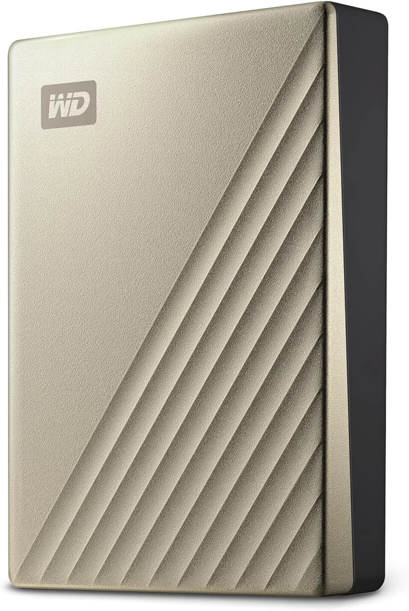 هارد دیسک اکسترنال قابل حمل وسترن دیجیتال مدل My Passport Ultra با ظرفیت 2 ترابایت، بدنه فلزی، USB-C و USB 3.1 با پشتیبان گیری خودکار، محافظت از رمز عبور، سازگار با ویندوز و مک، رنگ طلایی
