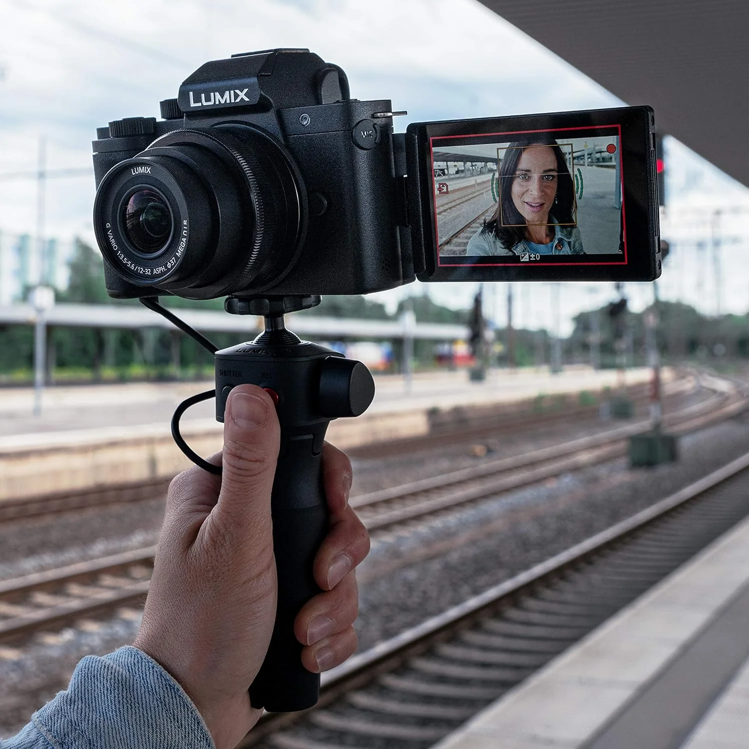 دوربین فیلمبرداری پاناسونیک LUMIX DC-G100VEB-K مخصوص ولاگ با لنز LUMIX G Vario 12-32 mm f3.5-5.6 و سه پایه SHGR1 دوربین فیلمبرداری پاناسونیک LUMIX DC-G100VEB-K مخصوص ولاگ با لنز LUMIX G Vario 12-32 mm f3.5-5.6 و سه پایه SHGR1