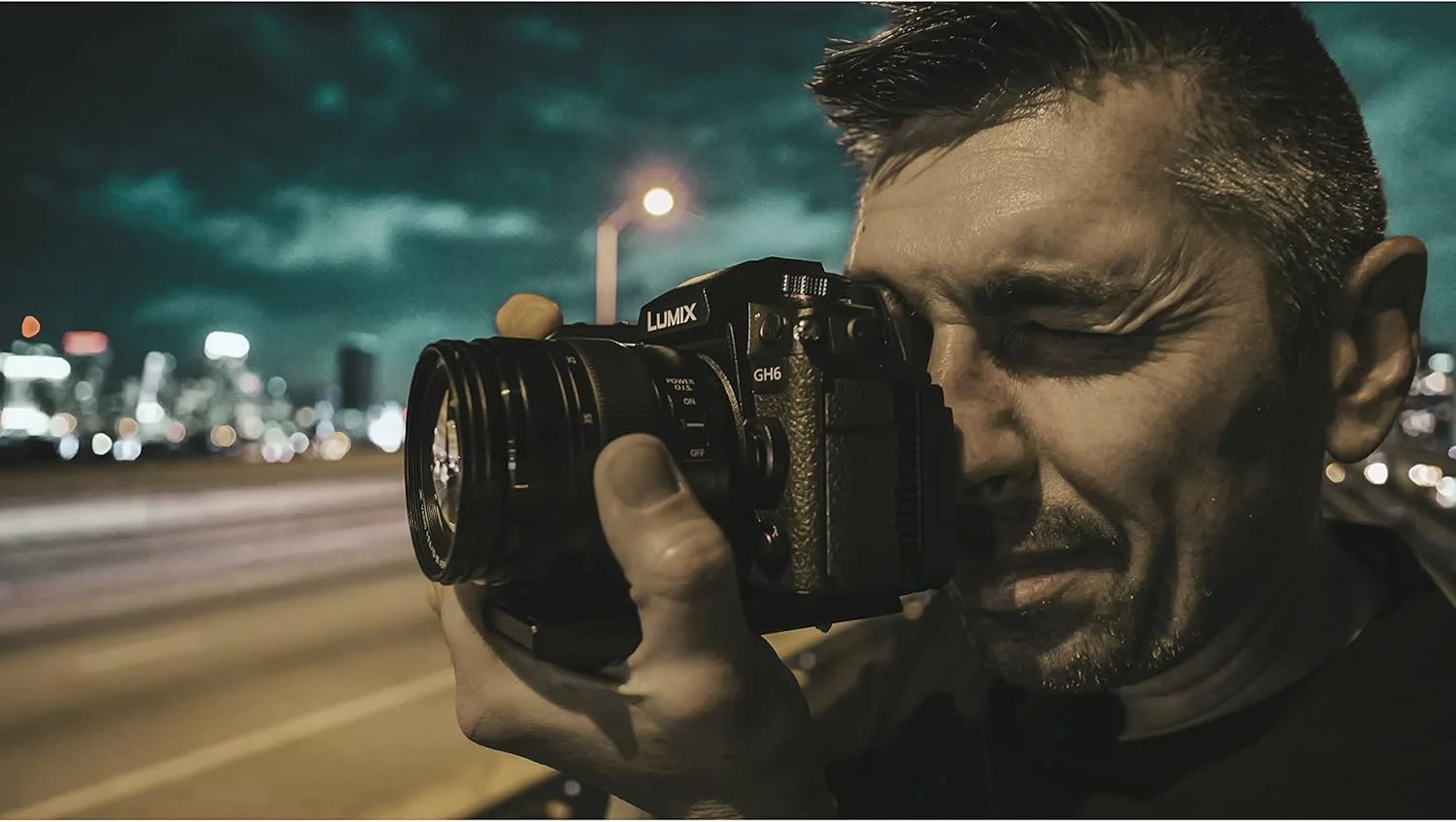 دوربین بدون آینه پاناسونیک LUMIX GH6 به همراه لنز LUMIX 12-60 mm F3.5-5.6، سنسور 25.2 مگاپیکسل، فیلمبرداری 5.7K 60fps/4K 120fps، ضبط نامحدود ویدیو C4K/4K 4:2:2 10-Bit، لرزشگیر تصویر دوگانه 5 محوره 7.5 استاپ دوربین بدون آینه پاناسونیک LUMIX GH6 به همراه لنز LUMIX 12-60 mm F3.5-5.6، سنسور 25.2 مگاپیکسل، فیلمبرداری 5.7K 60fps/4K 120fps، ضبط نامحدود ویدیو C4K/4K 4:2:2 10-Bit، لرزشگیر تصویر دوگانه 5 محوره 7.5 استاپ