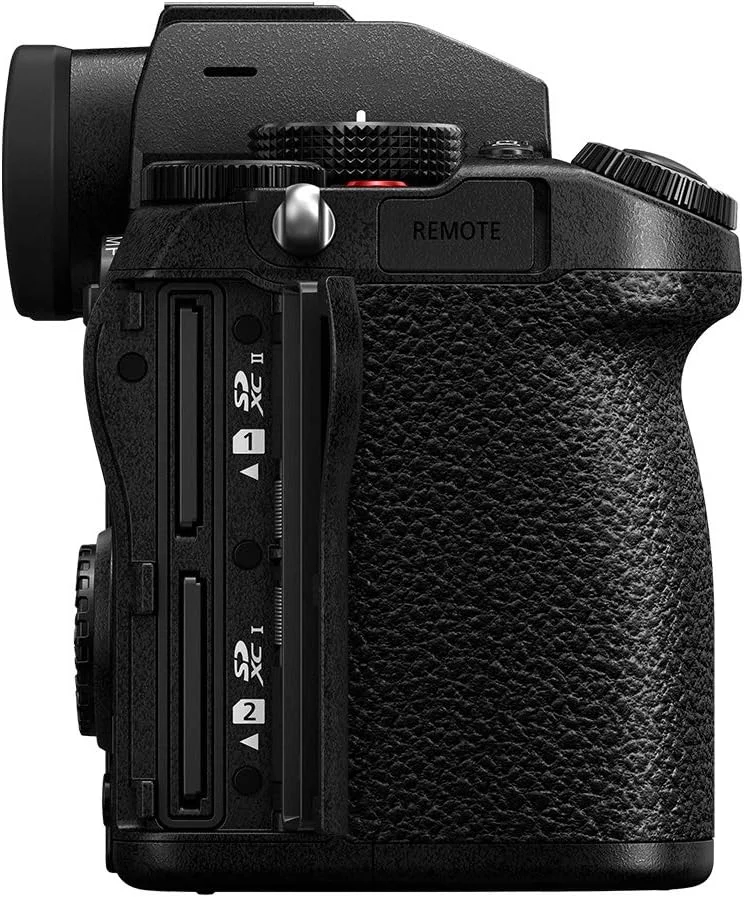 دوربین بدون آینه فول فریم پاناسونیک LUMIX S5، ضبط ویدیو 4K 60P با صفحه نمایش چرخان و WiFi، لنز LUMIX S 20-60mm F3.5-5.6، مانت L، لرزشگیر 5 محوره Dual I.S، DC-S5KK (مشکی) دوربین بدون آینه فول فریم پاناسونیک LUMIX S5، ضبط ویدیو 4K 60P با صفحه نمایش چرخان و WiFi، لنز LUMIX S 20-60mm F3.5-5.6، مانت L، لرزشگیر 5 محوره Dual I.S، DC-S5KK (مشکی)