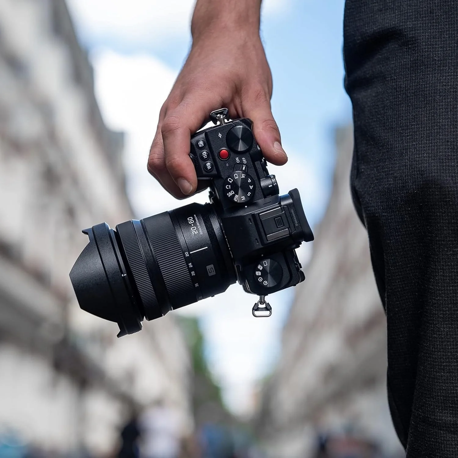 دوربین بدون آینه فول فریم پاناسونیک LUMIX DC-S5 S5، ضبط ویدئو 4K 60P با صفحه نمایش چرخان و Wi-Fi، لرزشگیر دوگانه 5 محوره، (مشکی)، به همراه بسته باتری اضافی دوربین بدون آینه فول فریم پاناسونیک LUMIX DC-S5 S5، ضبط ویدئو 4K 60P با صفحه نمایش چرخان و Wi-Fi، لرزشگیر دوگانه 5 محوره، (مشکی)، به همراه بسته باتری اضافی