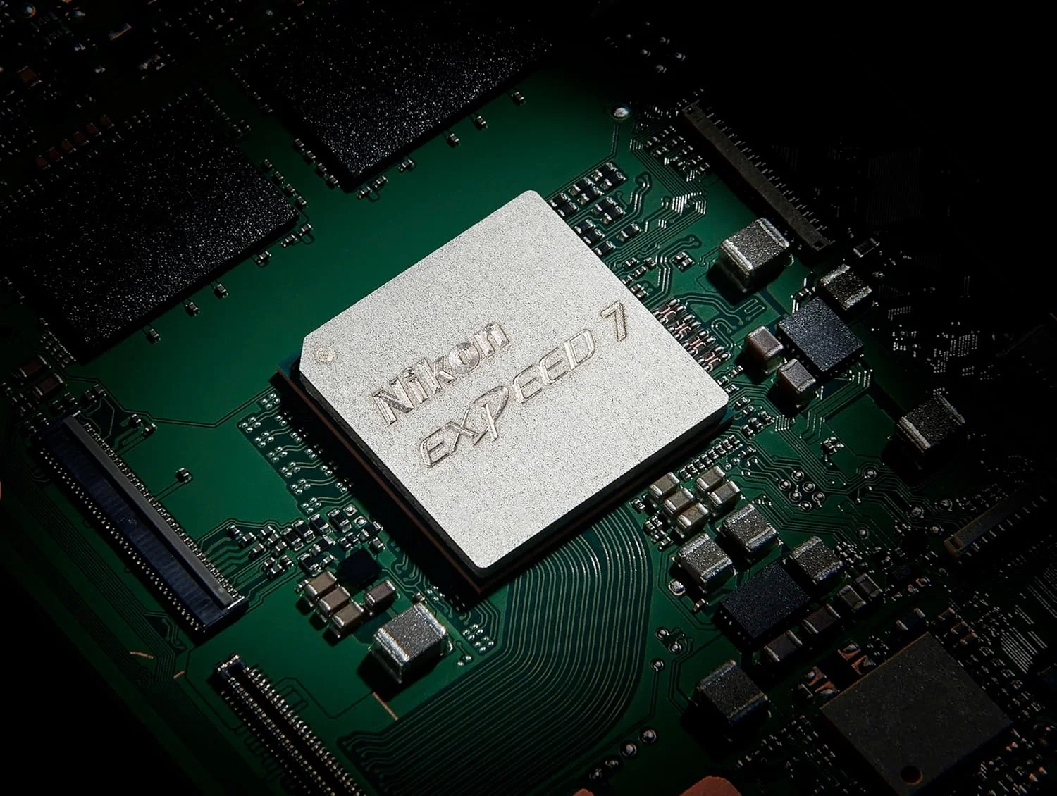 بدنه دوربین نیکون Z6III (حسگر CMOS با چیدمان جزئی، فیلمبرداری RAW 6K، تا 120 فریم در ثانیه، منظره یاب الکترونیکی (5.7 مگاپیکسل)، مانیتور چرخشی و شیب دار، تا -10 درجه)