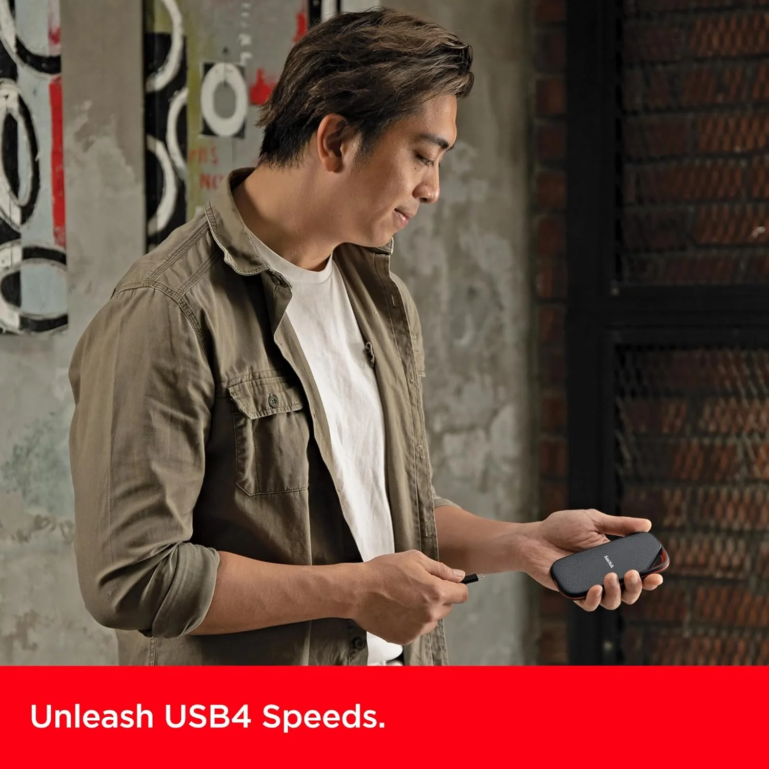 حافظه اس اس دی اکسترنال قابل حمل SanDisk Extreme PRO با USB4 ظرفیت 4 ترابایت، سرعت خواندن تا 3800 مگابایت بر ثانیه و سرعت نوشتن تا 3700 مگابایت بر ثانیه