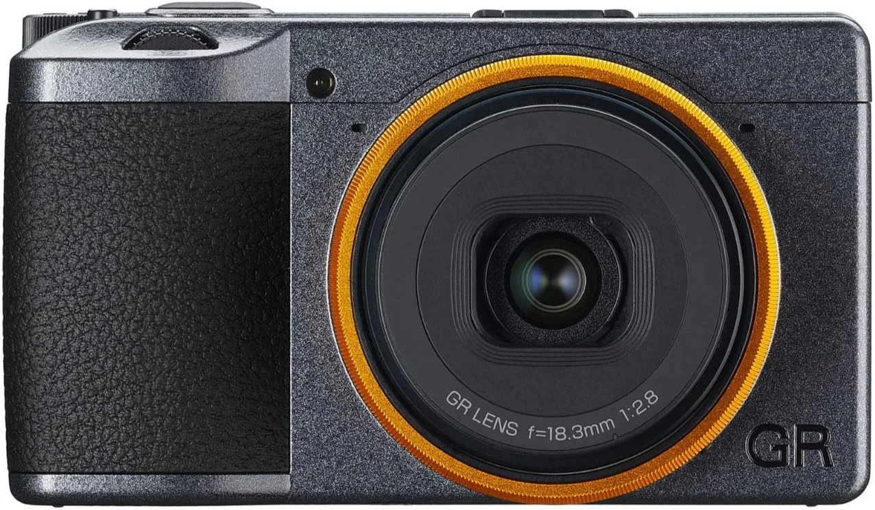 دوربین دیجیتال Ricoh GR III Street Edition با رنگ خاکستری متالیک، سایز APS-C (شامل 2 باتری) با سنسور بزرگ CMOS و لنز GR با وضوح و کنتراست بالا