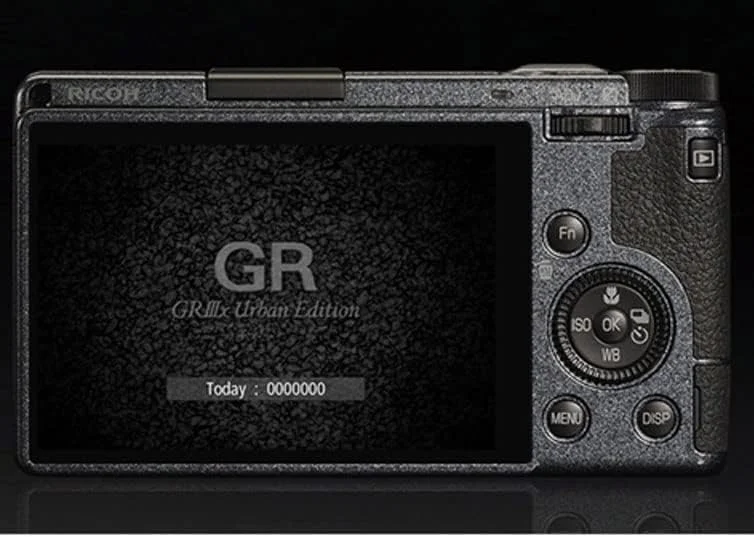 دوربین دیجیتال کامپکت Ricoh GR IIIx Urban Edition، بدنه خاکستری متالیک با حلقه آبی سرمه ای، دارای سنسور CMOS با سایز APS-C 24 مگاپیکسلی، لنز 40mmF2.8 GR (در فرمت 35 میلی متری) دوربین دیجیتال کامپکت Ricoh GR IIIx Urban Edition، بدنه خاکستری متالیک با حلقه آبی سرمه ای، دارای سنسور CMOS با سایز APS-C 24 مگاپیکسلی، لنز 40mmF2.8 GR (در فرمت 35 میلی متری)