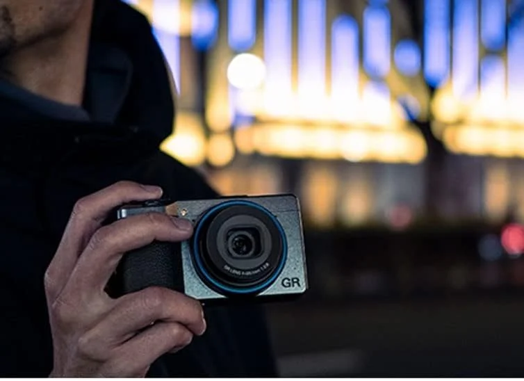 دوربین دیجیتال کامپکت Ricoh GR IIIx Urban Edition، بدنه خاکستری متالیک با حلقه آبی سرمه ای، دارای سنسور CMOS با سایز APS-C 24 مگاپیکسلی، لنز 40mmF2.8 GR (در فرمت 35 میلی متری) دوربین دیجیتال کامپکت Ricoh GR IIIx Urban Edition، بدنه خاکستری متالیک با حلقه آبی سرمه ای، دارای سنسور CMOS با سایز APS-C 24 مگاپیکسلی، لنز 40mmF2.8 GR (در فرمت 35 میلی متری)