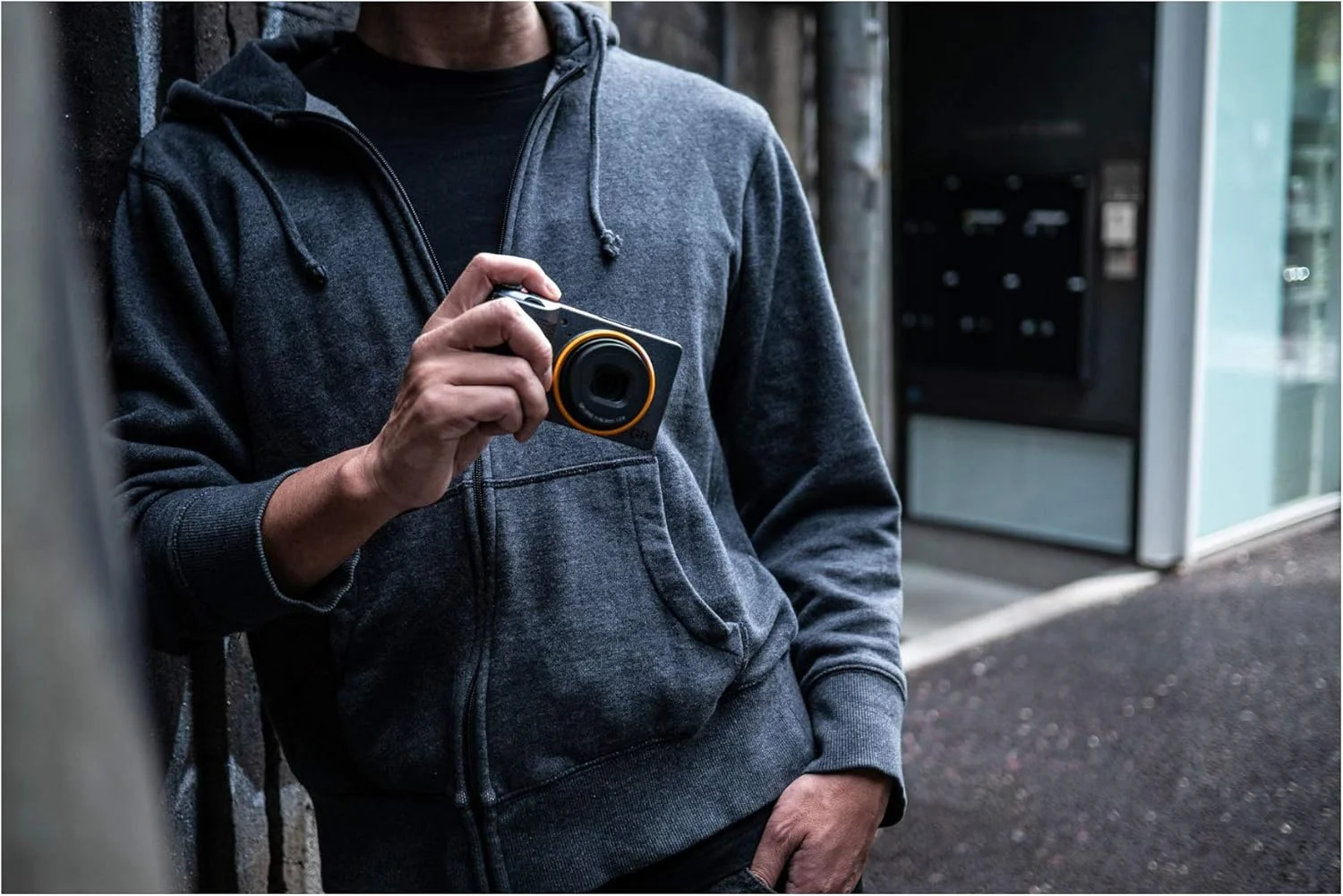 دوربین دیجیتال Ricoh GR III Street Edition با رنگ خاکستری متالیک، سایز APS-C (شامل 2 باتری) با سنسور بزرگ CMOS و لنز GR با وضوح و کنتراست بالا دوربین دیجیتال Ricoh GR III Street Edition با رنگ خاکستری متالیک، سایز APS-C (شامل 2 باتری) با سنسور بزرگ CMOS و لنز GR با وضوح و کنتراست بالا