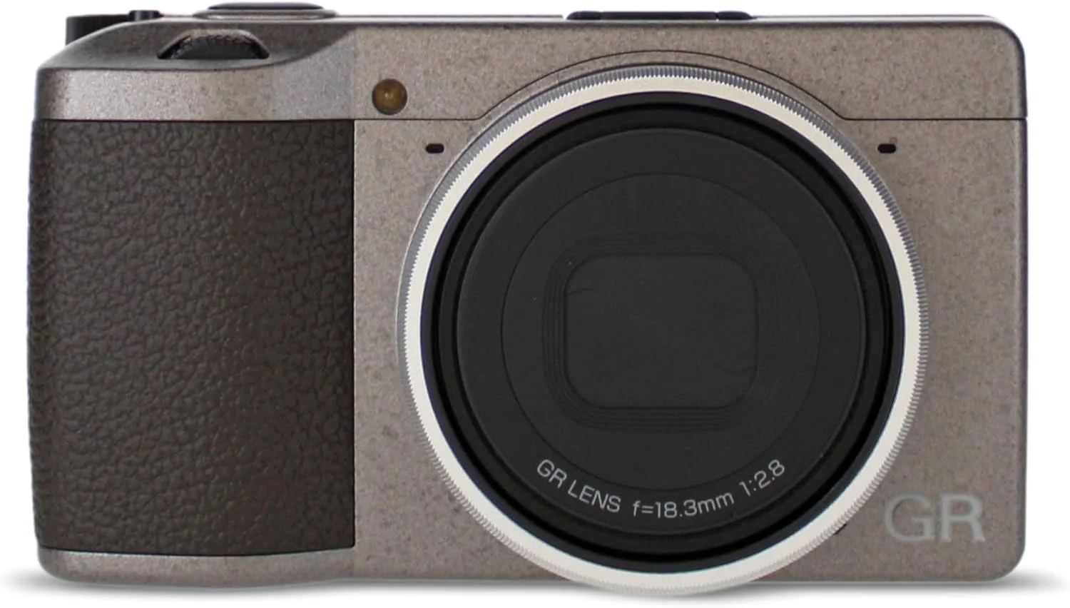 دوربین دیجیتال کامپکت Ricoh GR III Diary Edition، بدنه خاکستری گرم متالیک با دسته قهوه ای تیره و حلقه نقره ای، با سنسور CMOS APS-C 24 مگاپیکسلی، لنز 28 میلی متری F2.8 GR (معادل فرمت 35 میلی متری)