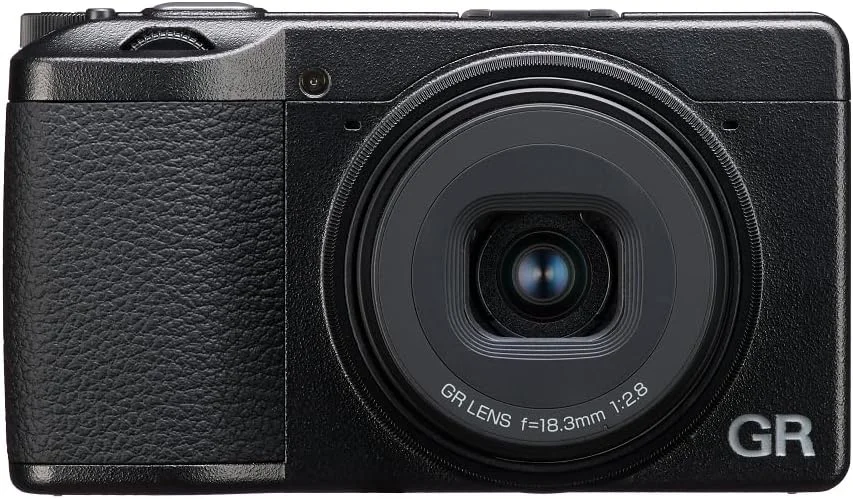 دوربین دیجیتال کامپکت ممتاز RICOH GR III HDF با فیلتر پخش نور داخلی، سنسور CMOS سایز APS-C با رزولوشن 24 مگاپیکسل، لنز 28mmF2.8 GR (در فرمت 35 میلی‌متری)
