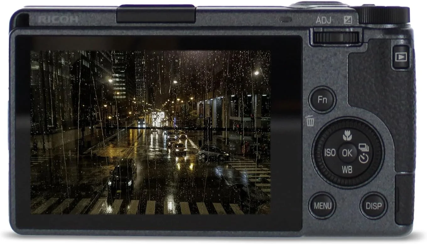 دوربین دیجیتال کامپکت و قابل حمل Ricoh GR IIIx Urban Edition (01158) + کارت حافظه 64 گیگابایتی + کیف دوربین + سه پایه انعطاف پذیر + کیت تمیز کننده + کیف کارت + کارت خوان + درب لنز