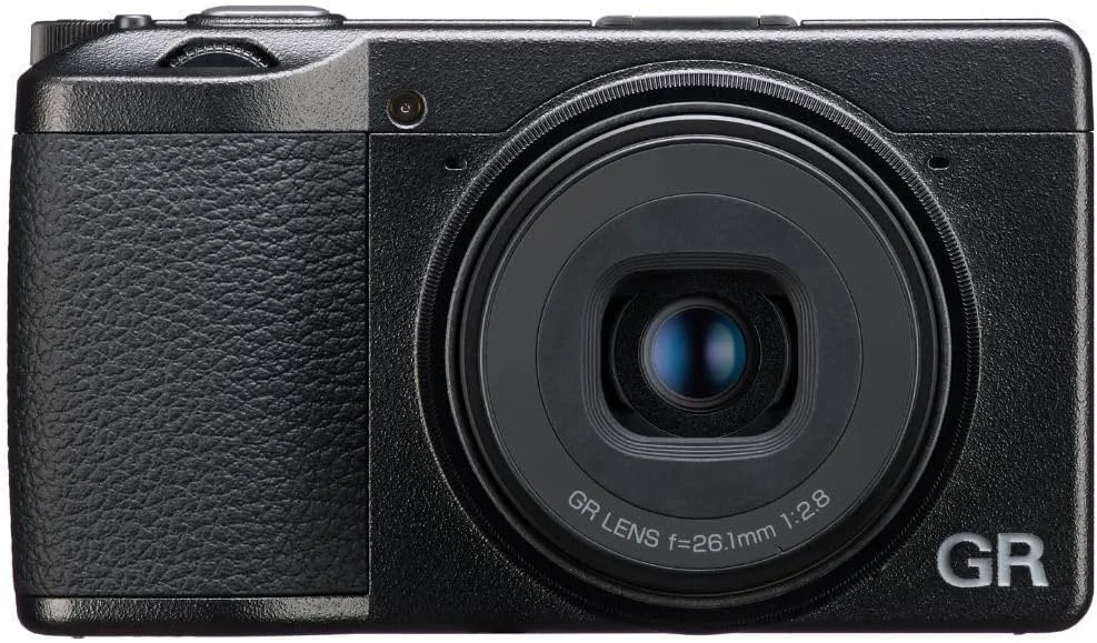 دوربین دیجیتال کامپکت ممتاز RICOH GR IIIx HDF با فیلتر پخش نور هایلایت داخلی، سنسور CMOS سایز APS-C با رزولوشن 24 مگاپیکسل، لنز GR 40mmF2.8 (در فرمت 35 میلی‌متری)