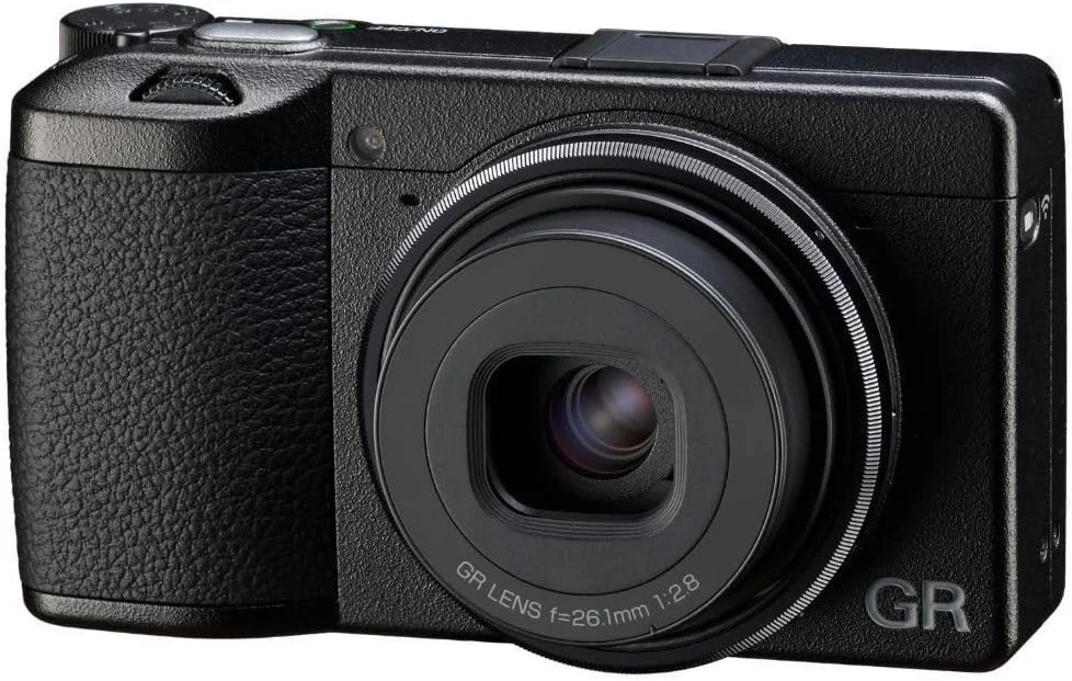 دوربین دیجیتال کامپکت ممتاز RICOH GR IIIx HDF با فیلتر پخش نور هایلایت داخلی، سنسور CMOS سایز APS-C با رزولوشن 24 مگاپیکسل، لنز GR 40mmF2.8 (در فرمت 35 میلی‌متری)