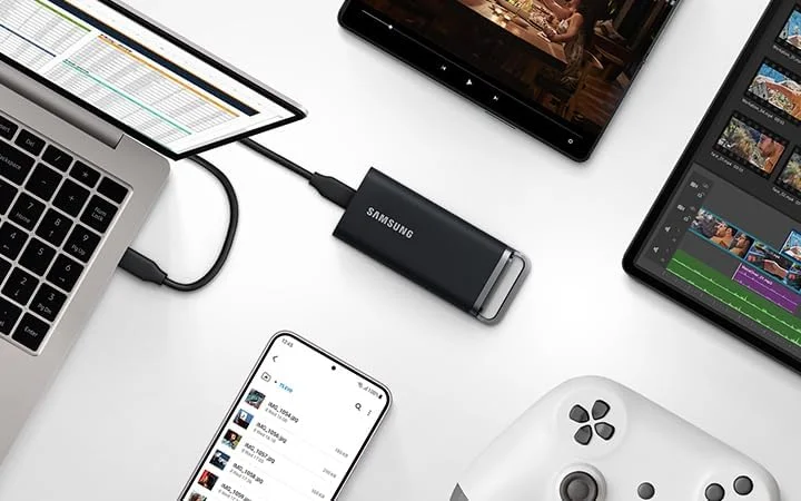 هارد اکسترنال اس اس دی قابل حمل سامسونگ T5 EVO با ظرفیت 4 ترابایت، USB 3.2 Gen 1، سرعت خواندن/نوشتن 460 مگابایت بر ثانیه، مناسب برای مک، کامپیوتر، اندروید، تلویزیون های هوشمند و کنسول های بازی. شامل کابل USB-C، مدل MU-PH4T0S/EU