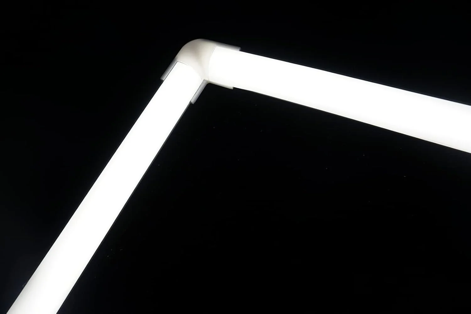 مجموعه 10 عددی کانال آلومینیومی LED مدل V شکل THMOOTHER، طول 1 متر (3.3 فوت)، سیستم پخش کننده، روکش شیری با اتصال دهنده گوشه و کیت نصب، برش آسان و پروفیل لنز منحنی نصب شده مجموعه 10 عددی کانال آلومینیومی LED مدل V شکل THMOOTHER، طول 1 متر (3.3 فوت)، سیستم پخش کننده، روکش شیری با اتصال دهنده گوشه و کیت نصب، برش آسان و پروفیل لنز منحنی نصب شده