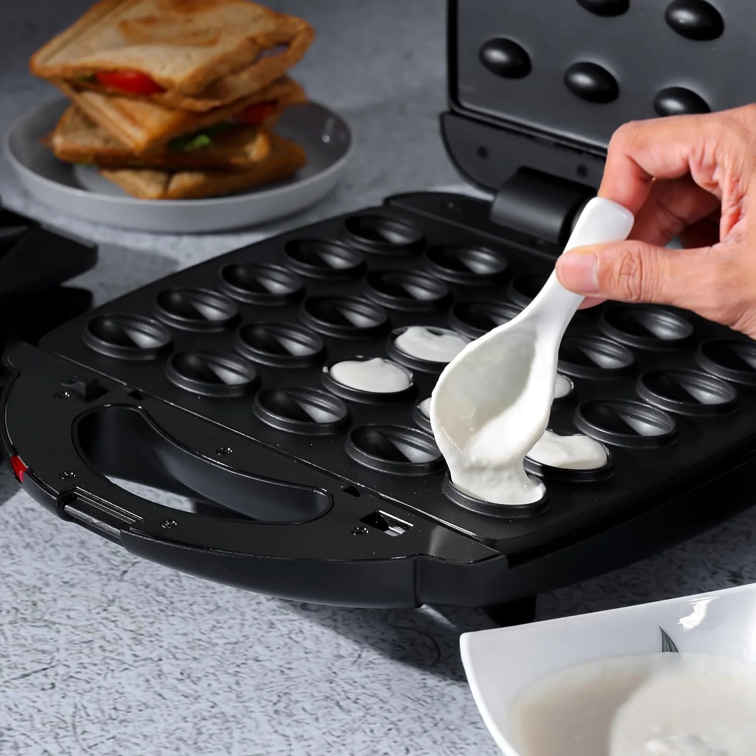 دستگاه اسنک ساز 6 در 1 Geepas مدل GSM36528 | ساندویچ ساز، گریل | وافل ساز، سمبوسه ساز، دونات ساز، صفحه آجیل | نچسب | 1400 وات | صفحات چندگانه جداشدنی | مشکی و نقره ای | 2 سال گارانتی