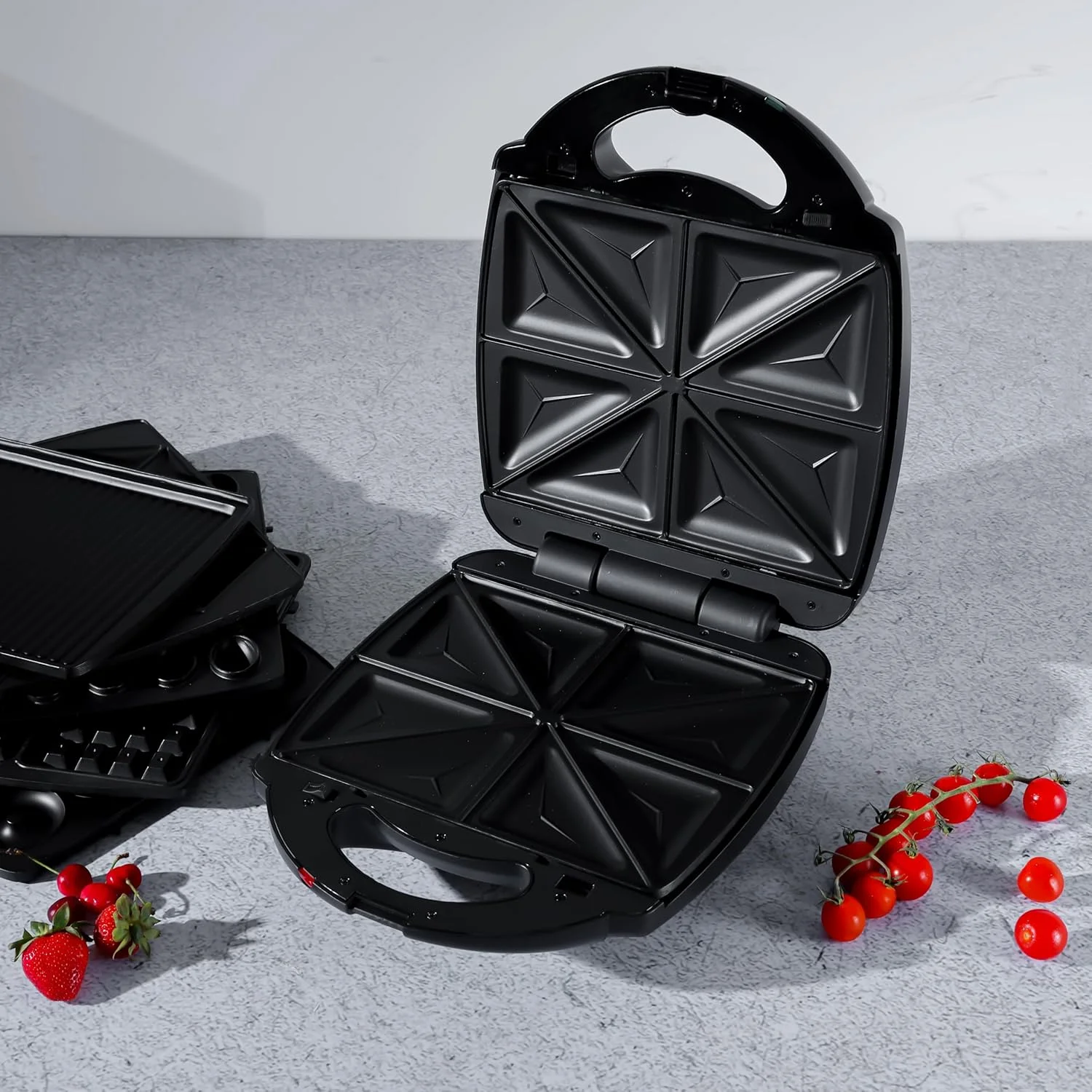 دستگاه اسنک ساز 6 در 1 Geepas مدل GSM36528 | ساندویچ ساز، گریل | وافل ساز، سمبوسه ساز، دونات ساز، صفحه آجیل | نچسب | 1400 وات | صفحات چندگانه جداشدنی | مشکی و نقره ای | 2 سال گارانتی