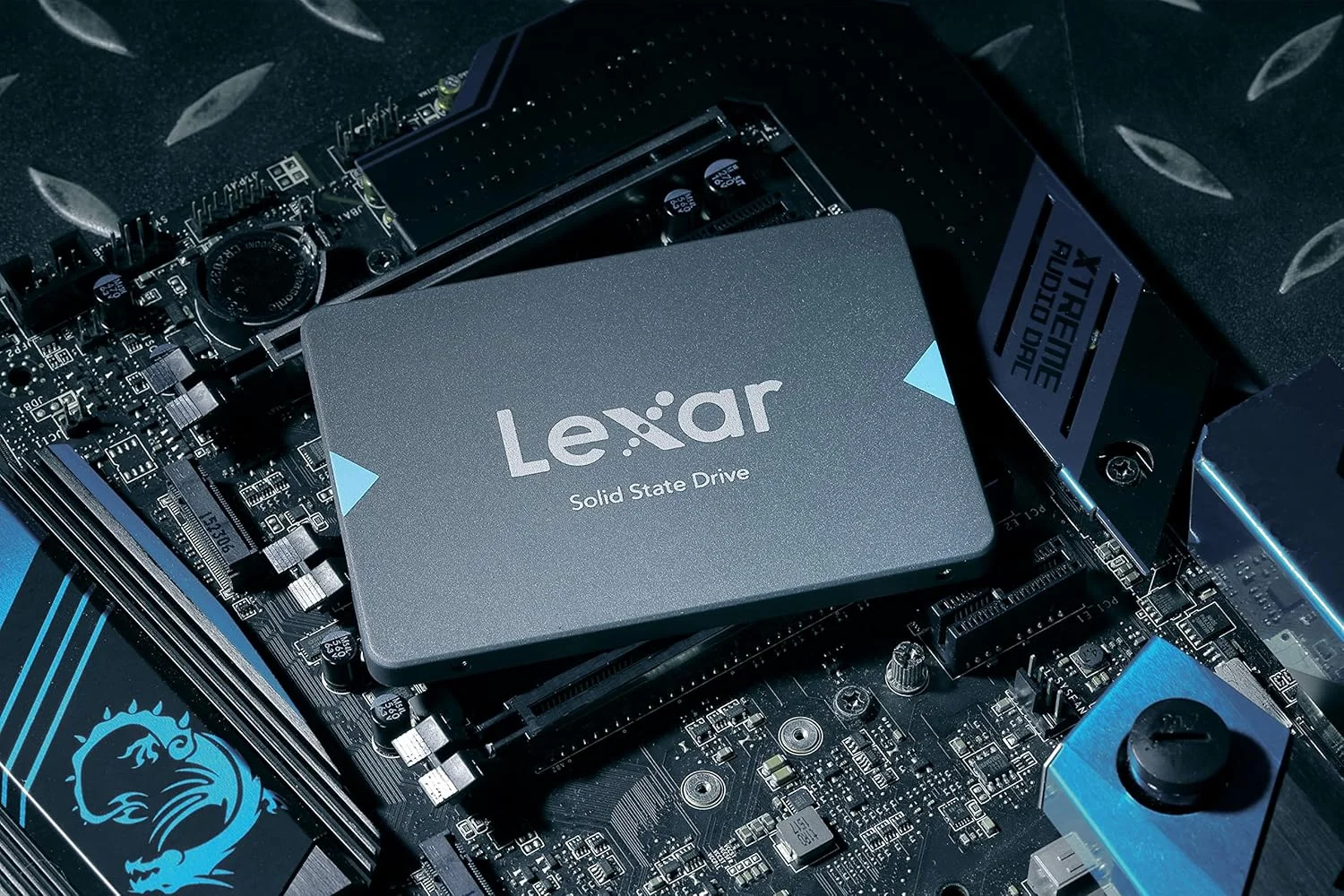 درایو حالت جامد Lexar NQ100 با ظرفیت 1 ترابایت، رابط SATA III (6Gb/s)، فرم فاکتور 2.5 اینچ، سرعت خواندن تا 550 مگابایت بر ثانیه، درایو SSD داخلی برای کامپیوتر، لپ تاپ و دسکتاپ (LNQ100X001T-RNNNG)