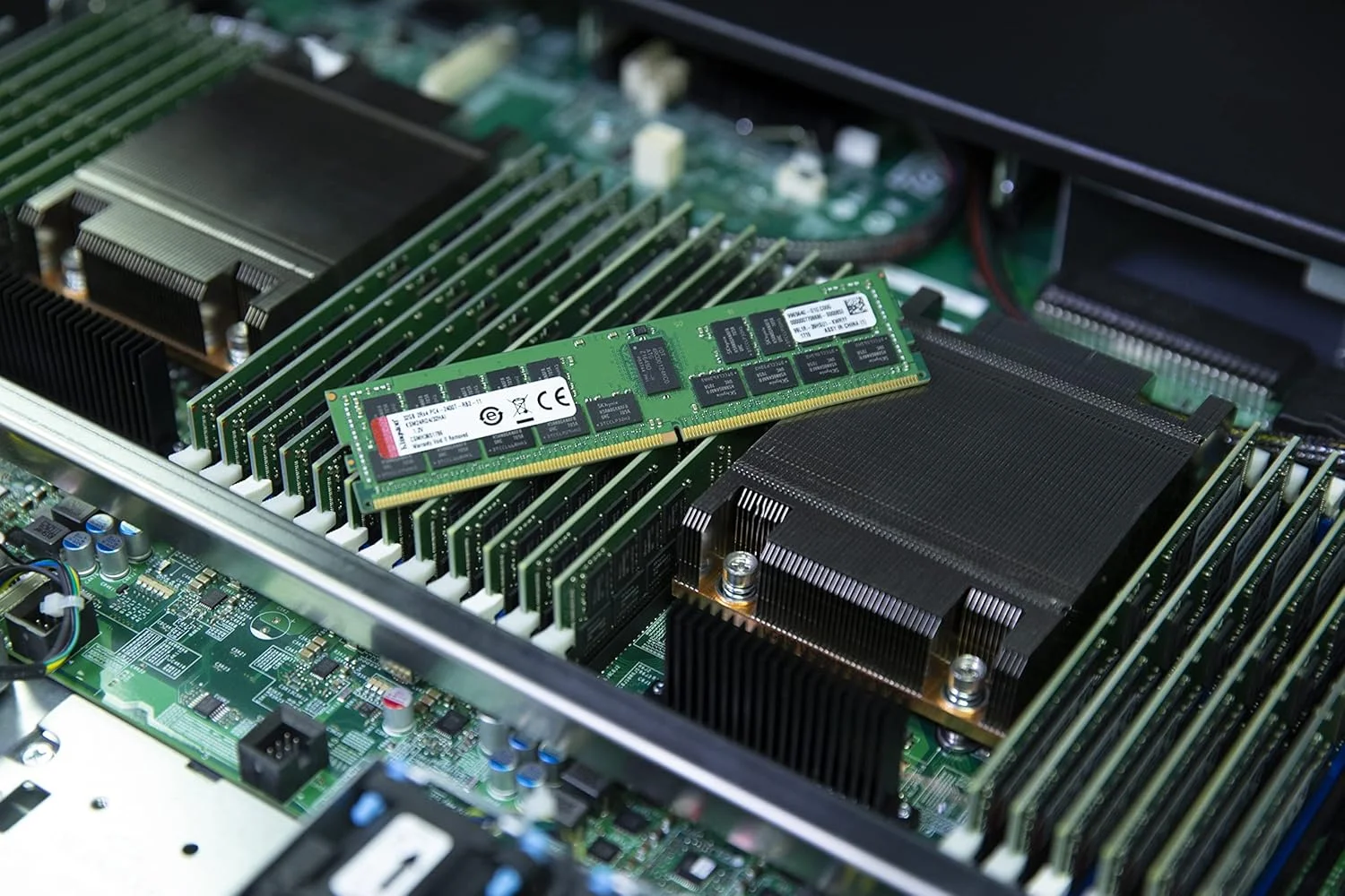 رم سرور کینگستون Premier KSM26RS8/8HDI با ظرفیت 8 گیگابایت، فرکانس 2666 مگاهرتز، DDR4 ECC Reg CL19 DIMM 1Rx8 Hynix D IDT رم سرور کینگستون Premier KSM26RS8/8HDI با ظرفیت 8 گیگابایت، فرکانس 2666 مگاهرتز، DDR4 ECC Reg CL19 DIMM 1Rx8 Hynix D IDT