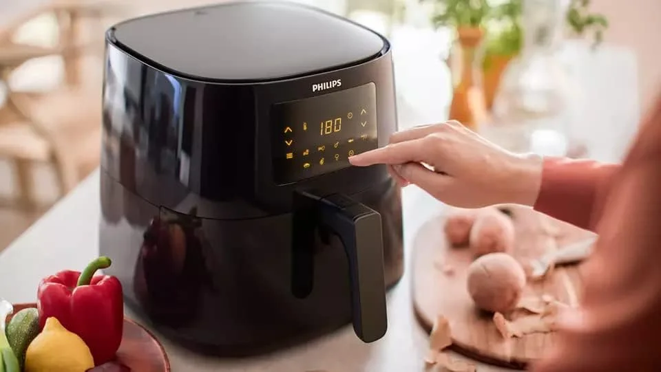 سرخ کن بدون روغن فیلیپس مدل Essential Airfryer XL - ظرفیت 6.2 لیتر، فناوری هوای داغ Rapid Air، صفحه لمسی، اپلیکیشن NutriU با دستور پخت، 2000 وات، 15x15x14 سانتی متر، مشکی (HD9270/90) سرخ کن بدون روغن فیلیپس مدل Essential Airfryer XL - ظرفیت 6.2 لیتر، فناوری هوای داغ Rapid Air، صفحه لمسی، اپلیکیشن NutriU با دستور پخت، 2000 وات، 15x15x14 سانتی متر، مشکی (HD9270/90)