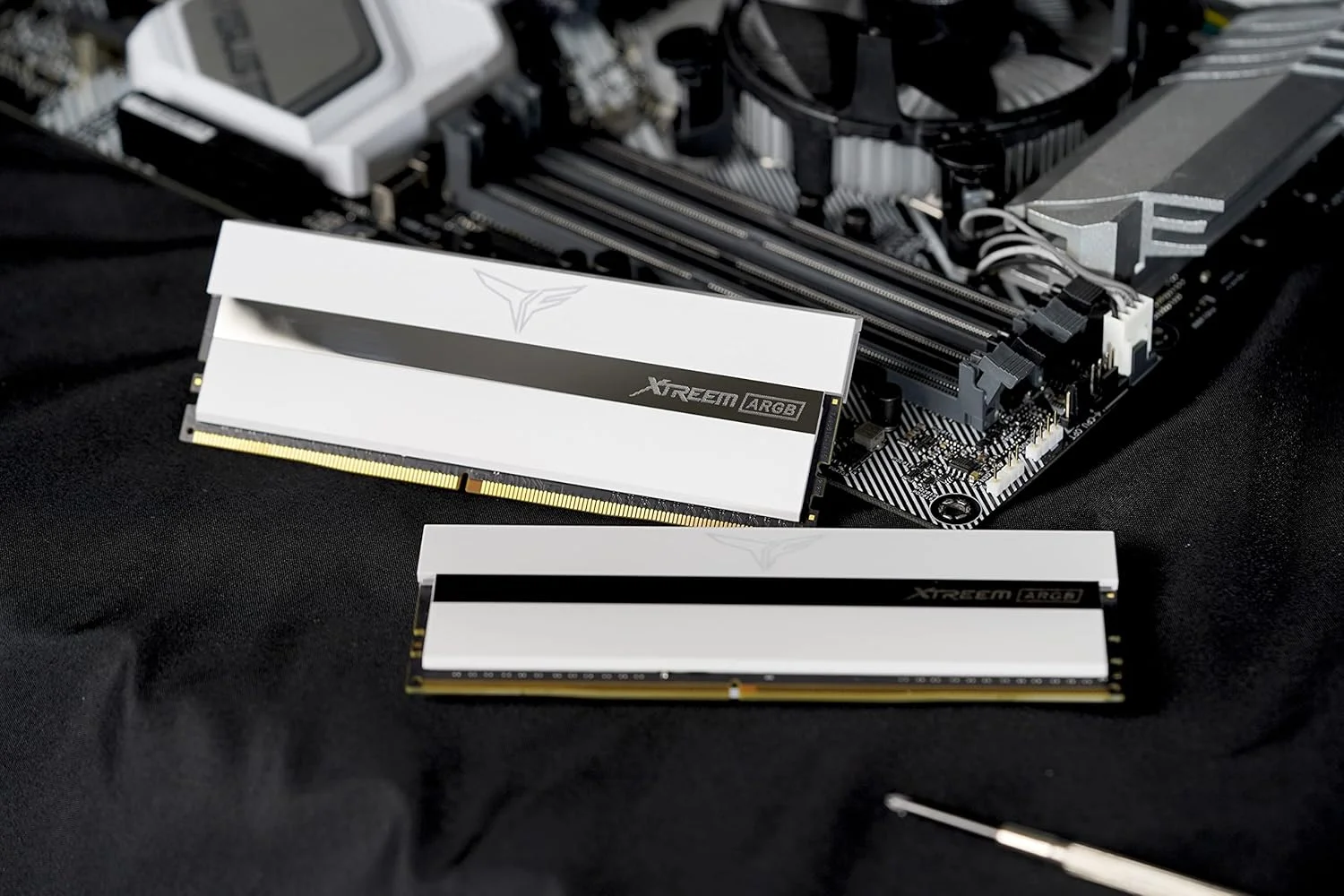 کیت دوگانه 16 گیگابایتی Team Group T-Force Xtreem ARGB، DDR4-3200، CL14، سفید کیت دوگانه 16 گیگابایتی Team Group T-Force Xtreem ARGB، DDR4-3200، CL14، سفید