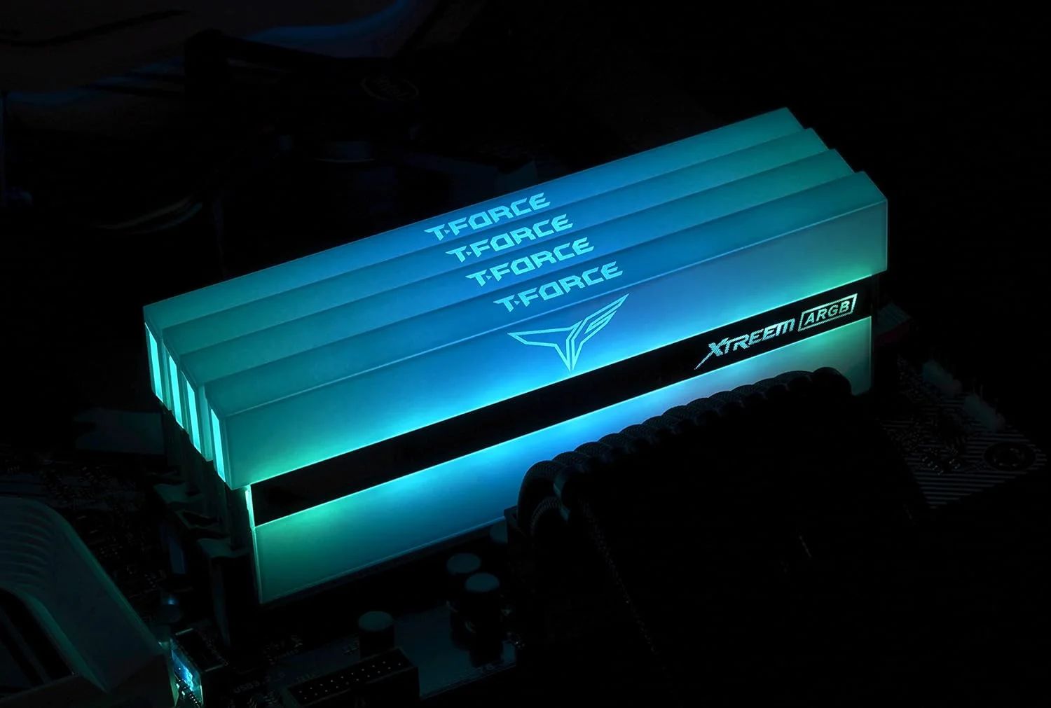 کیت دوگانه 16 گیگابایتی Team Group T-Force Xtreem ARGB، DDR4-3200، CL14، سفید کیت دوگانه 16 گیگابایتی Team Group T-Force Xtreem ARGB، DDR4-3200، CL14، سفید
