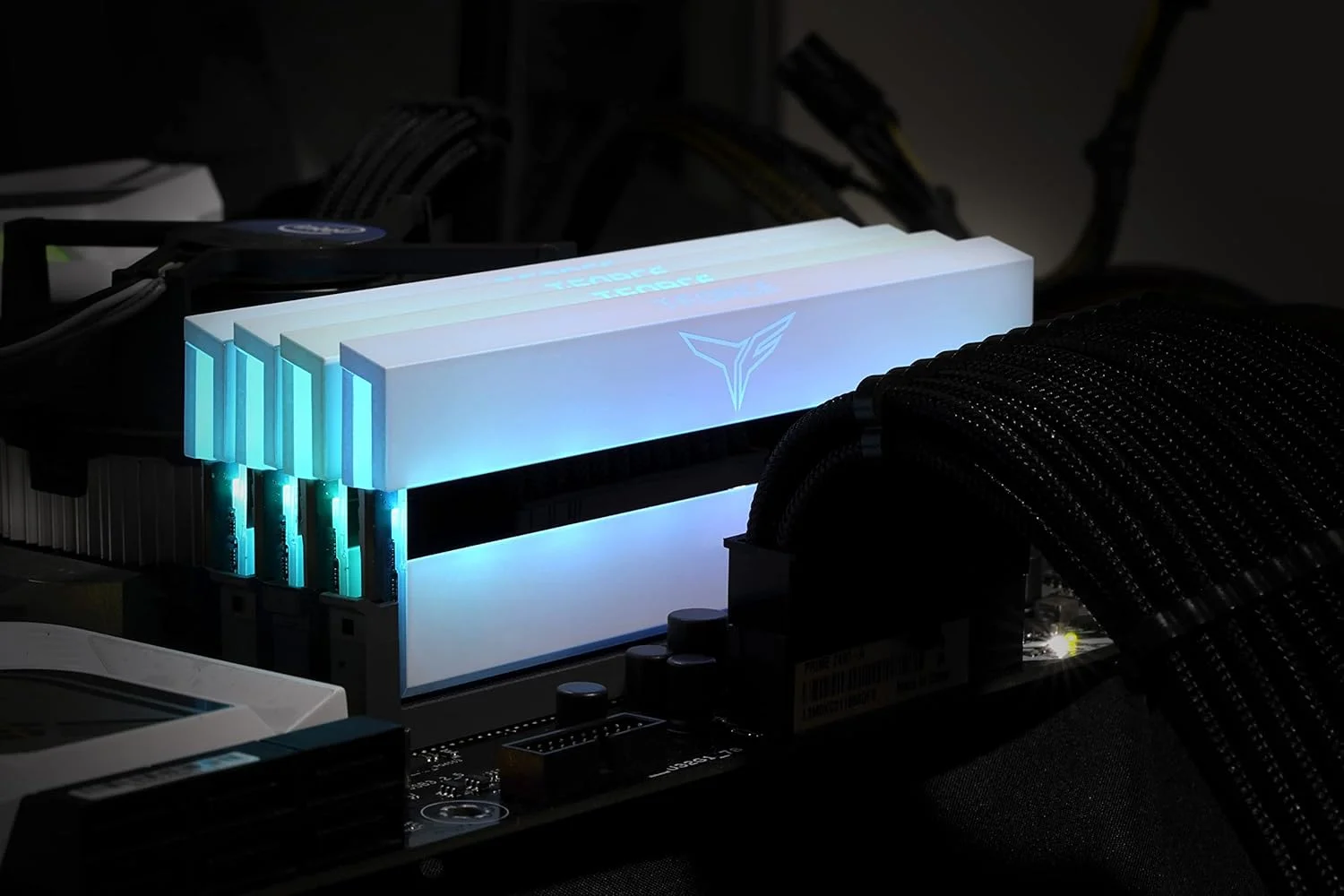 کیت دوگانه 16 گیگابایتی Team Group T-Force Xtreem ARGB، DDR4-3200، CL14، سفید کیت دوگانه 16 گیگابایتی Team Group T-Force Xtreem ARGB، DDR4-3200، CL14، سفید