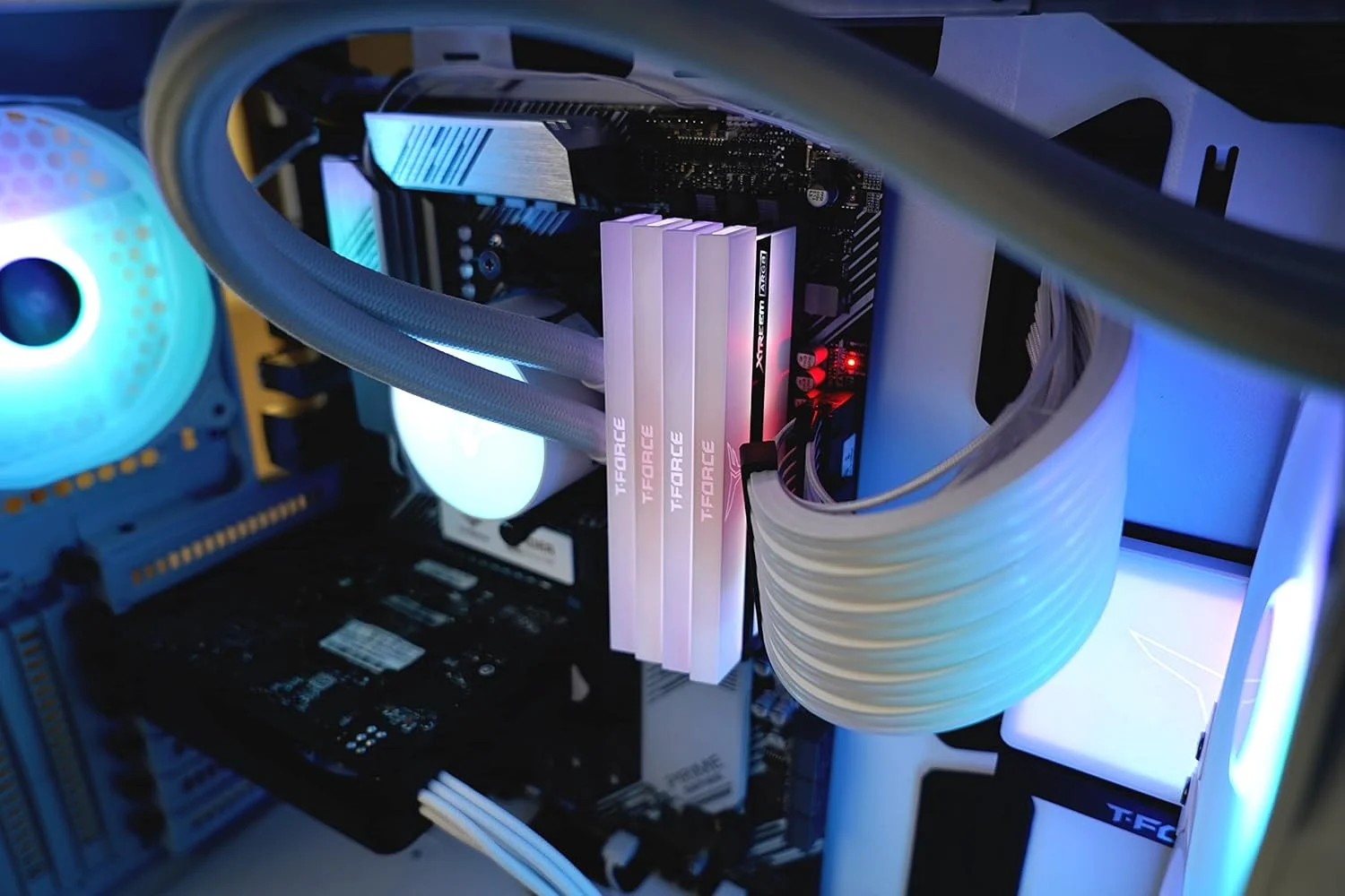 کیت دوگانه 16 گیگابایتی Team Group T-Force Xtreem ARGB، DDR4-3200، CL14، سفید کیت دوگانه 16 گیگابایتی Team Group T-Force Xtreem ARGB، DDR4-3200، CL14، سفید