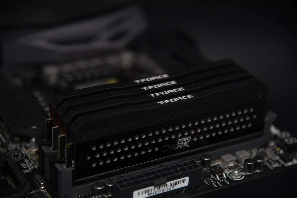 TEAMGROUP Team Dark Pro 16GB (2 x 8GB) 288-Pin DDR4 SDRAM DDR4 3200 (PC4 25600) حافظه دسکتاپ مدل TDPGD416G3200HC14ADC01 TEAMGROUP Team Dark Pro 16GB (2 x 8GB) 288-Pin DDR4 SDRAM DDR4 3200 (PC4 25600) حافظه دسکتاپ مدل TDPGD416G3200HC14ADC01