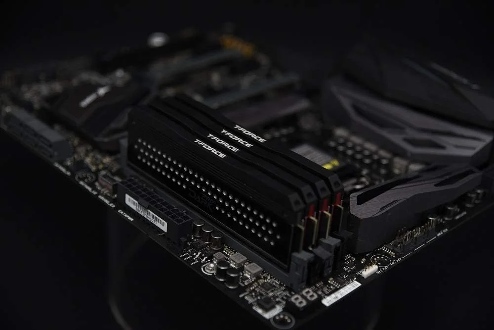 TEAMGROUP Team Dark Pro 16GB (2 x 8GB) 288-Pin DDR4 SDRAM DDR4 3200 (PC4 25600) حافظه دسکتاپ مدل TDPGD416G3200HC14ADC01 TEAMGROUP Team Dark Pro 16GB (2 x 8GB) 288-Pin DDR4 SDRAM DDR4 3200 (PC4 25600) حافظه دسکتاپ مدل TDPGD416G3200HC14ADC01