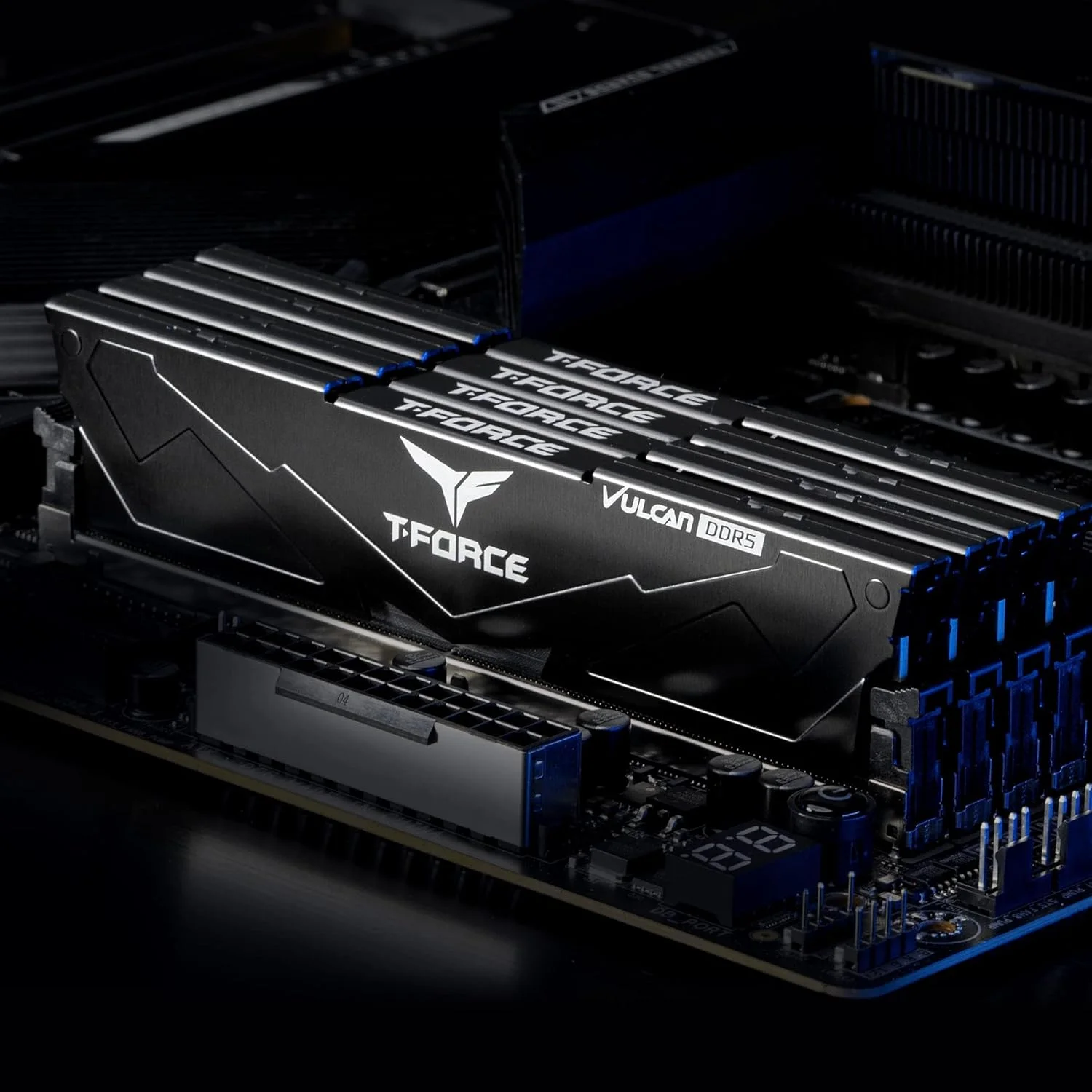رم دسکتاپ گیمینگ TeamGroup T-Force Vulcan 32GB 5600MHz CL36 با هیت سینک فلزی آلومینیومی DDR5 با قابلیت دفع حرارت پیشرفته، پشتیبانی از Intel XMP 3.0 / AMD EXPO (مشکی) - FLBD532G5600HC36B01 رم دسکتاپ گیمینگ TeamGroup T-Force Vulcan 32GB 5600MHz CL36 با هیت سینک فلزی آلومینیومی DDR5 با قابلیت دفع حرارت پیشرفته، پشتیبانی از Intel XMP 3.0 / AMD EXPO (مشکی) - FLBD532G5600HC36B01
