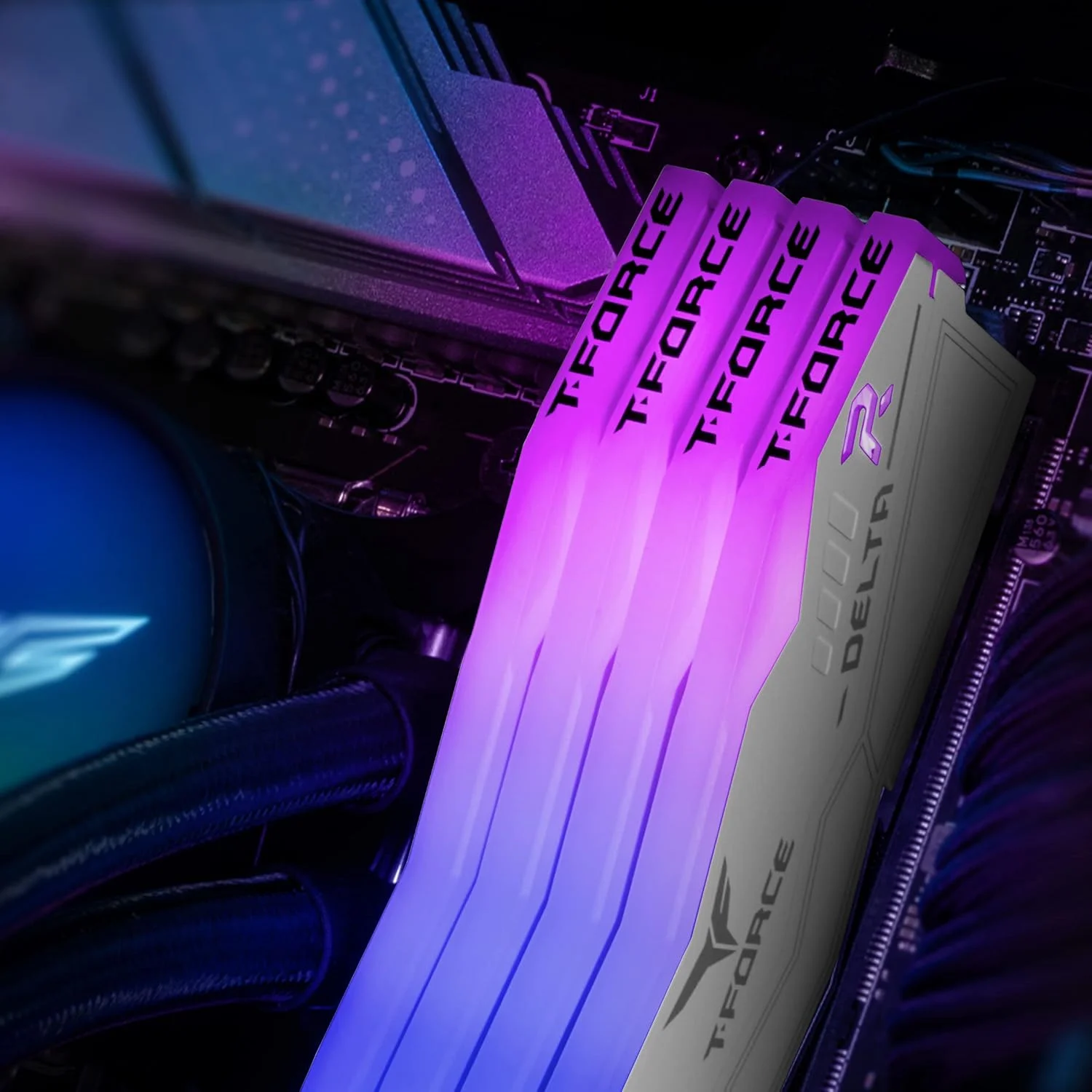 رم دسکتاپ TEAMGROUP T-Force Delta RGB DDR5 با ظرفیت 32 گیگابایت (2x16GB) و فرکانس 7600MHz PC5-60800 CL36 A-DIE، مناسب برای چیپست های سری 600 و 700، دارای XMP 3.0، رنگ سفید - FF4D532G7600HC36DDC01