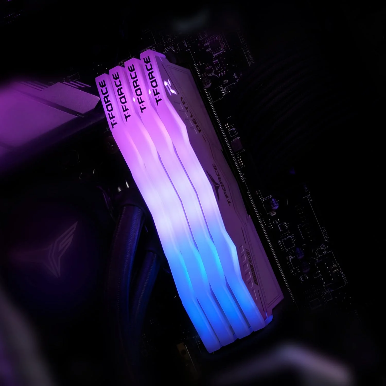 رم دسکتاپ TEAMGROUP T-Force Delta RGB DDR5 با ظرفیت 32 گیگابایت (2x16GB) و فرکانس 7600MHz PC5-60800 CL36 A-DIE، مناسب برای چیپست های سری 600 و 700، دارای XMP 3.0، رنگ سفید - FF4D532G7600HC36DDC01
