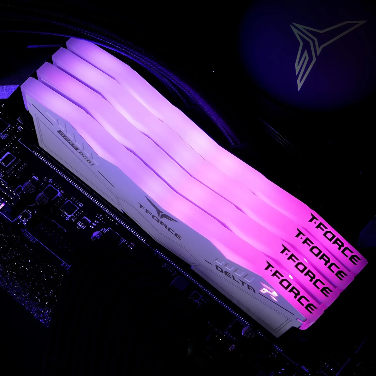 رم دسکتاپ TEAMGROUP T-Force Delta RGB DDR5 با ظرفیت 32 گیگابایت (2x16GB) و فرکانس 7600MHz PC5-60800 CL36 A-DIE، مناسب برای چیپست های سری 600 و 700، دارای XMP 3.0، رنگ سفید - FF4D532G7600HC36DDC01