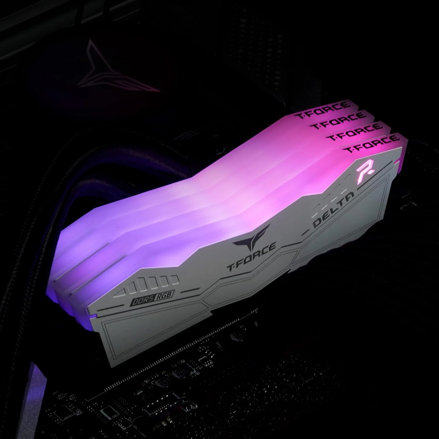 رم دسکتاپ TEAMGROUP T-Force Delta RGB DDR5 با ظرفیت 32 گیگابایت (2x16GB) و فرکانس 7600MHz PC5-60800 CL36 A-DIE، مناسب برای چیپست های سری 600 و 700، دارای XMP 3.0، رنگ سفید - FF4D532G7600HC36DDC01