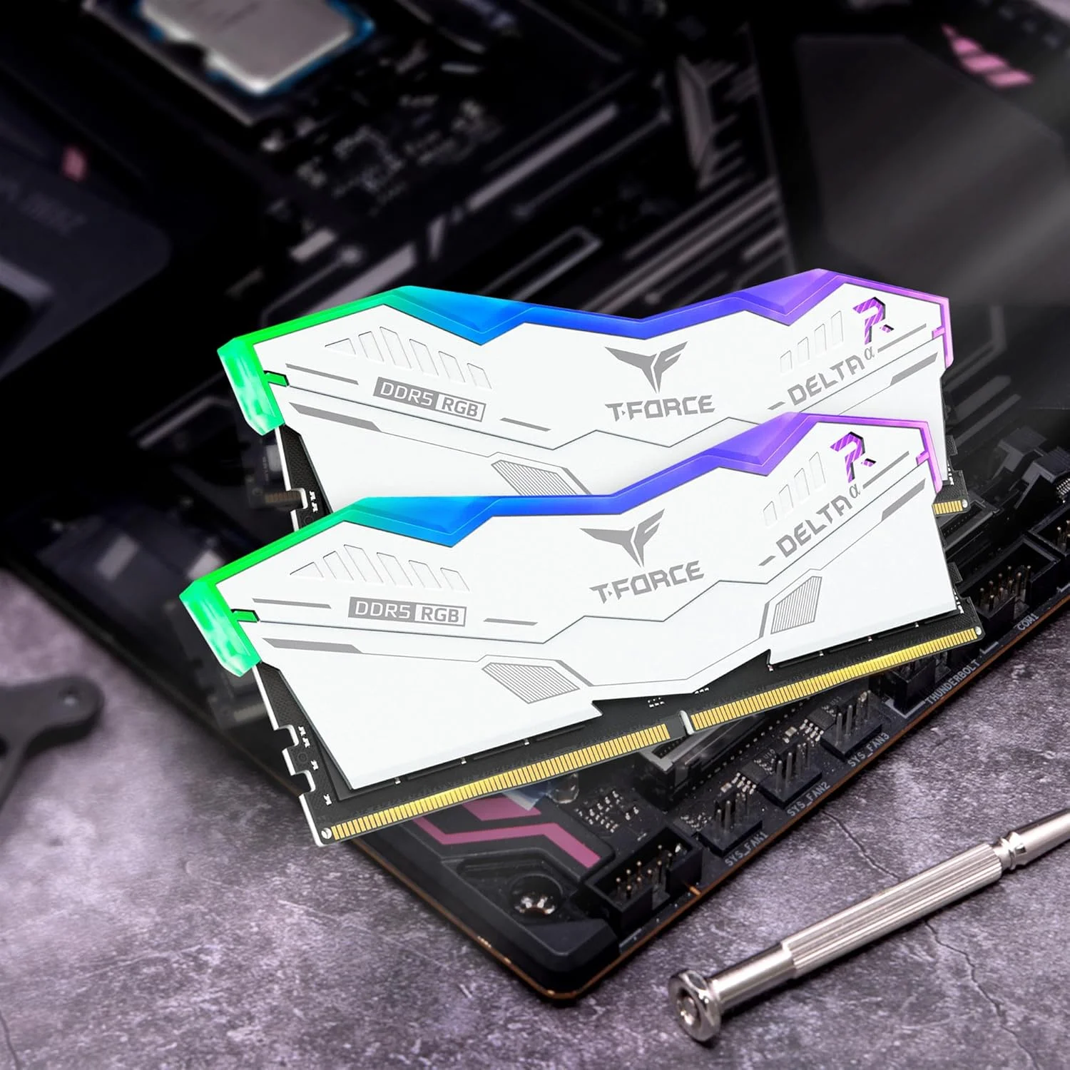 کیت رم ۳۲ گیگابایتی (۲x۱۶GB) DDR5 RGB تیم گروپ T-Force Delta Alpha با فرکانس ۶۰۰۰ مگاهرتز (PC5-48000) CL38، سازگار با Intel XMP 3.0 و AMD Expo، ماژول حافظه دسکتاپ، سفید مدل FF8D532G6000HC38JDC01